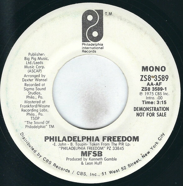 ・アーティスト MFSB ・タイトル Philadelphia Freedom ・レーベル・型番 Philadelphia International Records ZS83589PROMO ・フォーマット 7インチレコード ・コンディション(盤) 良い (VG+) ・コンディション(ジャケット) プレインカバー（元ジャケット／カバー無し） ・コンディション(帯) オビなし ・特記事項 【プロモ盤】 【Promotion Only】【盤に薄い跡】 サンプル画像です。実際の商品の画像ではありません 商品写真はバーコード/カタログ番号に対応したサンプル画像ですので、お送りする商品の画像ではありません。帯やライナーなどの付属品は、特記事項に記載されている場合のみ含まれます。プロモやカラーレコードなどの仕様についても、該当する場合のみ特記事項に記載しています。 【ご購入前に必ずご確認ください】 ・本店サイト(www.recordcity.jp)とは価格、送料が違います ・本店サイト、その他支店のオーダーとは同梱発送できません ・注文確定後に別の注文を頂いた場合、注文同士の同梱は致しかねます。 ・別倉庫から発送しているため、店頭受け渡しは対応しておりません ・一部商品は他の通販サイトでも販売しているため、ご注文のタイミングによっては商品のご用意ができない場合がございます。 ・土日祝日はお休みです 金曜・祝前日9時以降のご連絡またはご入金は、返答または発送が週明け・祝日明けに順次対応となります。 ・ご購入後のキャンセル不可 ご購入後のキャンセルはいかなる理由においてもお受けできません。ご了承の上、ご購入くださいませ。 ・日本郵便(ゆうパック/ゆうメール)によるお届けになります。 ・中古品であることをご理解ください 当ストアでは中古商品を主に販売しております。中古品であることをご理解の上ご購入ください。また、一部商品はRecordCityオンラインストアで試聴可能です。 ・返品について お客様のご都合による返品は一切承っておりません。 表記の内容と実際の商品に相違がある場合、また針飛び等で返品・返金をご希望される場合は、商品の到着後1週間以内にご連絡ください。商品の返送をこちらで確認後、キャンセル・返金を行います。 コンディションVG以下の商品は返品できません。プレイに影響のない表面のこすれ傷、プレス起因のノイズ盤は返品の対象外です。 【コンディション表記】 ・ほぼ新品(M-)(Like New) 完全な新品。未使用。当店ではほぼ使用しません ・非常に良い(EX)(Excellent) 中古盤として美品な状態。わずかな経年を感じるものの傷みを感じさせない、当店基準で最高の状態 ・良い(VG+)(Very Good Plus) 丁寧に扱われた中古品で、軽い使用感がみられる。 ・可(VG)(Acceptable) 使い込まれた中古品で、「良い」よりもさらに使用感がみられる。 ・悪い(VG-)(Bad) 状態が悪いアイテム。使用の保障はなく、再生不可、針飛び、目立つノイズがあるかもしれない。状態によるクレーム不可。返品不可。 ・非常に悪い(G)(Very Bad) 「悪い」よりさらに状態が悪いアイテム。使用の保障はなく、再生不可、針飛び、目立つノイズがあるかもしれない。状態によるクレーム不可。返品不可。 ・ジャンク(Fair)(Junk/Fair) 割れている、反っている、水ダメージがある、カビ、ジャケットが分離している、ひどい書き込み、ひどい擦れなど最低の状態。使用の保障はなく、再生不可、針飛び、目立つノイズがあるかもしれない。状態によるクレーム不可。返品不可。 ・ジャンク(Poor)(Junk/Poor) 割れている、反っている、水ダメージがある、カビ、ジャケットが分離している、ひどい書き込み、ひどい擦れなど最低の状態。使用の保障はなく、再生不可、針飛び、目立つノイズがあるかもしれない。状態によるクレーム不可。返品不可。