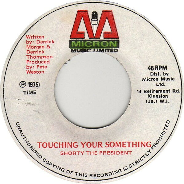 ・アーティスト Shorty The President ・タイトル Touching Your Something ・レーベル・型番 Micron Music Limited NONE ・フォーマット 7インチレコード ・コンディション(盤) 良い (VG+) ・コンディション(ジャケット) ・コンディション(帯) オビなし ・特記事項 サンプル画像です。実際の商品の画像ではありません 商品写真はバーコード/カタログ番号に対応したサンプル画像ですので、お送りする商品の画像ではありません。帯やライナーなどの付属品は、特記事項に記載されている場合のみ含まれます。プロモやカラーレコードなどの仕様についても、該当する場合のみ特記事項に記載しています。 【ご購入前に必ずご確認ください】 ・本店サイト(www.recordcity.jp)とは価格、送料が違います ・本店サイト、その他支店のオーダーとは同梱発送できません ・注文確定後に別の注文を頂いた場合、注文同士の同梱は致しかねます。 ・別倉庫から発送しているため、店頭受け渡しは対応しておりません ・一部商品は他の通販サイトでも販売しているため、ご注文のタイミングによっては商品のご用意ができない場合がございます。 ・土日祝日はお休みです 金曜・祝前日9時以降のご連絡またはご入金は、返答または発送が週明け・祝日明けに順次対応となります。 ・ご購入後のキャンセル不可 ご購入後のキャンセルはいかなる理由においてもお受けできません。ご了承の上、ご購入くださいませ。 ・日本郵便(ゆうパック/ゆうメール)によるお届けになります。 ・中古品であることをご理解ください 当ストアでは中古商品を主に販売しております。中古品であることをご理解の上ご購入ください。また、一部商品はRecordCityオンラインストアで試聴可能です。 ・返品について お客様のご都合による返品は一切承っておりません。 表記の内容と実際の商品に相違がある場合、また針飛び等で返品・返金をご希望される場合は、商品の到着後1週間以内にご連絡ください。商品の返送をこちらで確認後、キャンセル・返金を行います。 コンディションVG以下の商品は返品できません。プレイに影響のない表面のこすれ傷、プレス起因のノイズ盤は返品の対象外です。 【コンディション表記】 ・ほぼ新品(M-)(Like New) 完全な新品。未使用。当店ではほぼ使用しません ・非常に良い(EX)(Excellent) 中古盤として美品な状態。わずかな経年を感じるものの傷みを感じさせない、当店基準で最高の状態 ・良い(VG+)(Very Good Plus) 丁寧に扱われた中古品で、軽い使用感がみられる。 ・可(VG)(Acceptable) 使い込まれた中古品で、「良い」よりもさらに使用感がみられる。 ・悪い(VG-)(Bad) 状態が悪いアイテム。使用の保障はなく、再生不可、針飛び、目立つノイズがあるかもしれない。状態によるクレーム不可。返品不可。 ・非常に悪い(G)(Very Bad) 「悪い」よりさらに状態が悪いアイテム。使用の保障はなく、再生不可、針飛び、目立つノイズがあるかもしれない。状態によるクレーム不可。返品不可。 ・ジャンク(Fair)(Junk/Fair) 割れている、反っている、水ダメージがある、カビ、ジャケットが分離している、ひどい書き込み、ひどい擦れなど最低の状態。使用の保障はなく、再生不可、針飛び、目立つノイズがあるかもしれない。状態によるクレーム不可。返品不可。 ・ジャンク(Poor)(Junk/Poor) 割れている、反っている、水ダメージがある、カビ、ジャケットが分離している、ひどい書き込み、ひどい擦れなど最低の状態。使用の保障はなく、再生不可、針飛び、目立つノイズがあるかもしれない。状態によるクレーム不可。返品不可。