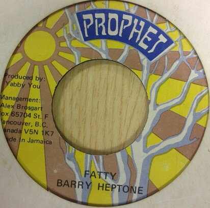 ・アーティスト Barry Heptone ・タイトル Fatty ・レーベル・型番 Prophet Record NONE ・フォーマット 7インチレコード ・コンディション(盤) 良い (VG+) ・コンディション(ジャケット) ・コンディション(帯) オビなし ・特記事項 【盤に小さいキズ】 サンプル画像です。実際の商品の画像ではありません 商品写真はバーコード/カタログ番号に対応したサンプル画像ですので、お送りする商品の画像ではありません。帯やライナーなどの付属品は、特記事項に記載されている場合のみ含まれます。プロモやカラーレコードなどの仕様についても、該当する場合のみ特記事項に記載しています。 【ご購入前に必ずご確認ください】 ・本店サイト(www.recordcity.jp)とは価格、送料が違います ・本店サイト、その他支店のオーダーとは同梱発送できません ・注文確定後に別の注文を頂いた場合、注文同士の同梱は致しかねます。 ・別倉庫から発送しているため、店頭受け渡しは対応しておりません ・一部商品は他の通販サイトでも販売しているため、ご注文のタイミングによっては商品のご用意ができない場合がございます。 ・土日祝日はお休みです 金曜・祝前日9時以降のご連絡またはご入金は、返答または発送が週明け・祝日明けに順次対応となります。 ・ご購入後のキャンセル不可 ご購入後のキャンセルはいかなる理由においてもお受けできません。ご了承の上、ご購入くださいませ。 ・日本郵便(ゆうパック/ゆうメール)によるお届けになります。 ・中古品であることをご理解ください 当ストアでは中古商品を主に販売しております。中古品であることをご理解の上ご購入ください。また、一部商品はRecordCityオンラインストアで試聴可能です。 ・返品について お客様のご都合による返品は一切承っておりません。 表記の内容と実際の商品に相違がある場合、また針飛び等で返品・返金をご希望される場合は、商品の到着後1週間以内にご連絡ください。商品の返送をこちらで確認後、キャンセル・返金を行います。 コンディションVG以下の商品は返品できません。プレイに影響のない表面のこすれ傷、プレス起因のノイズ盤は返品の対象外です。 【コンディション表記】 ・ほぼ新品(M-)(Like New) 完全な新品。未使用。当店ではほぼ使用しません ・非常に良い(EX)(Excellent) 中古盤として美品な状態。わずかな経年を感じるものの傷みを感じさせない、当店基準で最高の状態 ・良い(VG+)(Very Good Plus) 丁寧に扱われた中古品で、軽い使用感がみられる。 ・可(VG)(Acceptable) 使い込まれた中古品で、「良い」よりもさらに使用感がみられる。 ・悪い(VG-)(Bad) 状態が悪いアイテム。使用の保障はなく、再生不可、針飛び、目立つノイズがあるかもしれない。状態によるクレーム不可。返品不可。 ・非常に悪い(G)(Very Bad) 「悪い」よりさらに状態が悪いアイテム。使用の保障はなく、再生不可、針飛び、目立つノイズがあるかもしれない。状態によるクレーム不可。返品不可。 ・ジャンク(Fair)(Junk/Fair) 割れている、反っている、水ダメージがある、カビ、ジャケットが分離している、ひどい書き込み、ひどい擦れなど最低の状態。使用の保障はなく、再生不可、針飛び、目立つノイズがあるかもしれない。状態によるクレーム不可。返品不可。 ・ジャンク(Poor)(Junk/Poor) 割れている、反っている、水ダメージがある、カビ、ジャケットが分離している、ひどい書き込み、ひどい擦れなど最低の状態。使用の保障はなく、再生不可、針飛び、目立つノイズがあるかもしれない。状態によるクレーム不可。返品不可。