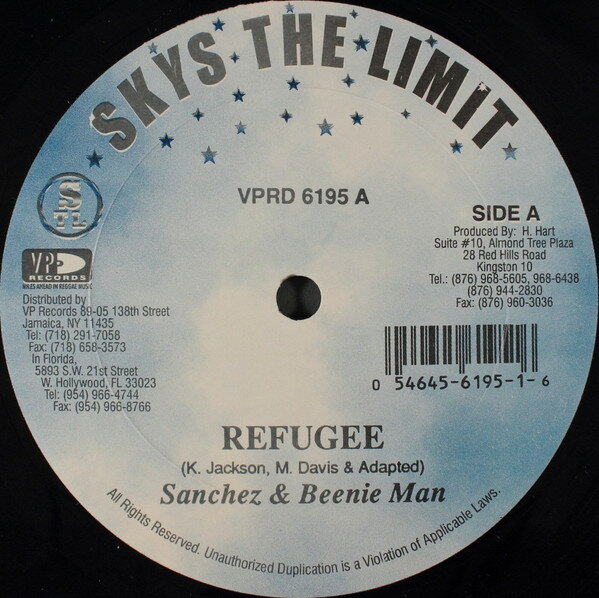 ・アーティスト Sanchez & Beenie Man Merciless ・タイトル Refugee We Ah Star ・レーベル・型番 SKY THE LIMIT VPRD6195 ・フォーマット 12インチレコード ・コンディション(盤) 良い (VG+) ・コンディション(ジャケット) カバーなし ・コンディション(帯) オビなし ・特記事項 サンプル画像です。実際の商品の画像ではありません 商品写真はバーコード/カタログ番号に対応したサンプル画像ですので、お送りする商品の画像ではありません。帯やライナーなどの付属品は、特記事項に記載されている場合のみ含まれます。プロモやカラーレコードなどの仕様についても、該当する場合のみ特記事項に記載しています。 【ご購入前に必ずご確認ください】 ・本店サイト(www.recordcity.jp)とは価格、送料が違います ・本店サイト、その他支店のオーダーとは同梱発送できません ・注文確定後に別の注文を頂いた場合、注文同士の同梱は致しかねます。 ・別倉庫から発送しているため、店頭受け渡しは対応しておりません ・一部商品は他の通販サイトでも販売しているため、ご注文のタイミングによっては商品のご用意ができない場合がございます。 ・土日祝日はお休みです 金曜・祝前日9時以降のご連絡またはご入金は、返答または発送が週明け・祝日明けに順次対応となります。 ・ご購入後のキャンセル不可 ご購入後のキャンセルはいかなる理由においてもお受けできません。ご了承の上、ご購入くださいませ。 ・日本郵便(ゆうパック/ゆうメール)によるお届けになります。 ・中古品であることをご理解ください 当ストアでは中古商品を主に販売しております。中古品であることをご理解の上ご購入ください。また、一部商品はRecordCityオンラインストアで試聴可能です。 ・返品について お客様のご都合による返品は一切承っておりません。 表記の内容と実際の商品に相違がある場合、また針飛び等で返品・返金をご希望される場合は、商品の到着後1週間以内にご連絡ください。商品の返送をこちらで確認後、キャンセル・返金を行います。 コンディションVG以下の商品は返品できません。プレイに影響のない表面のこすれ傷、プレス起因のノイズ盤は返品の対象外です。 【コンディション表記】 ・ほぼ新品(M-)(Like New) 完全な新品。未使用。当店ではほぼ使用しません ・非常に良い(EX)(Excellent) 中古盤として美品な状態。わずかな経年を感じるものの傷みを感じさせない、当店基準で最高の状態 ・良い(VG+)(Very Good Plus) 丁寧に扱われた中古品で、軽い使用感がみられる。 ・可(VG)(Acceptable) 使い込まれた中古品で、「良い」よりもさらに使用感がみられる。 ・悪い(VG-)(Bad) 状態が悪いアイテム。使用の保障はなく、再生不可、針飛び、目立つノイズがあるかもしれない。状態によるクレーム不可。返品不可。 ・非常に悪い(G)(Very Bad) 「悪い」よりさらに状態が悪いアイテム。使用の保障はなく、再生不可、針飛び、目立つノイズがあるかもしれない。状態によるクレーム不可。返品不可。 ・ジャンク(Fair)(Junk/Fair) 割れている、反っている、水ダメージがある、カビ、ジャケットが分離している、ひどい書き込み、ひどい擦れなど最低の状態。使用の保障はなく、再生不可、針飛び、目立つノイズがあるかもしれない。状態によるクレーム不可。返品不可。 ・ジャンク(Poor)(Junk/Poor) 割れている、反っている、水ダメージがある、カビ、ジャケットが分離している、ひどい書き込み、ひどい擦れなど最低の状態。使用の保障はなく、再生不可、針飛び、目立つノイズがあるかもしれない。状態によるクレーム不可。返品不可。