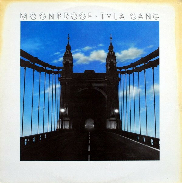 ・アーティスト Tyla Gang ・タイトル Moonproof ・レーベル・型番 Beserkley 401014 ・フォーマット LPレコード ・コンディション(盤) 良い (VG+) ・コンディション(ジャケット) 可 (VG) ・コンディション(帯) オビなし ・特記事項 【カバー抜け】 サンプル画像です。実際の商品の画像ではありません 商品写真はバーコード/カタログ番号に対応したサンプル画像ですので、お送りする商品の画像ではありません。帯やライナーなどの付属品は、特記事項に記載されている場合のみ含まれます。プロモやカラーレコードなどの仕様についても、該当する場合のみ特記事項に記載しています。 【ご購入前に必ずご確認ください】 ・本店サイト(www.recordcity.jp)とは価格、送料が違います ・本店サイト、その他支店のオーダーとは同梱発送できません ・注文確定後に別の注文を頂いた場合、注文同士の同梱は致しかねます。 ・別倉庫から発送しているため、店頭受け渡しは対応しておりません ・一部商品は他の通販サイトでも販売しているため、ご注文のタイミングによっては商品のご用意ができない場合がございます。 ・土日祝日はお休みです 金曜・祝前日9時以降のご連絡またはご入金は、返答または発送が週明け・祝日明けに順次対応となります。 ・ご購入後のキャンセル不可 ご購入後のキャンセルはいかなる理由においてもお受けできません。ご了承の上、ご購入くださいませ。 ・日本郵便(ゆうパック/ゆうメール)によるお届けになります。 ・中古品であることをご理解ください 当ストアでは中古商品を主に販売しております。中古品であることをご理解の上ご購入ください。また、一部商品はRecordCityオンラインストアで試聴可能です。 ・返品について お客様のご都合による返品は一切承っておりません。 表記の内容と実際の商品に相違がある場合、また針飛び等で返品・返金をご希望される場合は、商品の到着後1週間以内にご連絡ください。商品の返送をこちらで確認後、キャンセル・返金を行います。 コンディションVG以下の商品は返品できません。プレイに影響のない表面のこすれ傷、プレス起因のノイズ盤は返品の対象外です。 【コンディション表記】 ・ほぼ新品(M-)(Like New) 完全な新品。未使用。当店ではほぼ使用しません ・非常に良い(EX)(Excellent) 中古盤として美品な状態。わずかな経年を感じるものの傷みを感じさせない、当店基準で最高の状態 ・良い(VG+)(Very Good Plus) 丁寧に扱われた中古品で、軽い使用感がみられる。 ・可(VG)(Acceptable) 使い込まれた中古品で、「良い」よりもさらに使用感がみられる。 ・悪い(VG-)(Bad) 状態が悪いアイテム。使用の保障はなく、再生不可、針飛び、目立つノイズがあるかもしれない。状態によるクレーム不可。返品不可。 ・非常に悪い(G)(Very Bad) 「悪い」よりさらに状態が悪いアイテム。使用の保障はなく、再生不可、針飛び、目立つノイズがあるかもしれない。状態によるクレーム不可。返品不可。 ・ジャンク(Fair)(Junk/Fair) 割れている、反っている、水ダメージがある、カビ、ジャケットが分離している、ひどい書き込み、ひどい擦れなど最低の状態。使用の保障はなく、再生不可、針飛び、目立つノイズがあるかもしれない。状態によるクレーム不可。返品不可。 ・ジャンク(Poor)(Junk/Poor) 割れている、反っている、水ダメージがある、カビ、ジャケットが分離している、ひどい書き込み、ひどい擦れなど最低の状態。使用の保障はなく、再生不可、針飛び、目立つノイズがあるかもしれない。状態によるクレーム不可。返品不可。