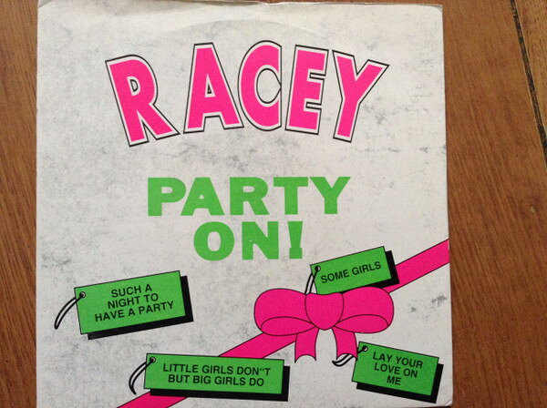 ・アーティスト Racey ・タイトル Party On! ・レーベル・型番 Off The Wall Records 7OTW19 ・フォーマット 7インチレコード ・コンディション(盤) 良い (VG+) ・コンディション(ジャケット) 非常に良い(EX) ・コンディション(帯) オビなし ・特記事項 【盤に浅い跡】 サンプル画像です。実際の商品の画像ではありません 商品写真はバーコード/カタログ番号に対応したサンプル画像ですので、お送りする商品の画像ではありません。帯やライナーなどの付属品は、特記事項に記載されている場合のみ含まれます。プロモやカラーレコードなどの仕様についても、該当する場合のみ特記事項に記載しています。 【ご購入前に必ずご確認ください】 ・本店サイト(www.recordcity.jp)とは価格、送料が違います ・本店サイト、その他支店のオーダーとは同梱発送できません ・注文確定後に別の注文を頂いた場合、注文同士の同梱は致しかねます。 ・別倉庫から発送しているため、店頭受け渡しは対応しておりません ・一部商品は他の通販サイトでも販売しているため、ご注文のタイミングによっては商品のご用意ができない場合がございます。 ・土日祝日はお休みです 金曜・祝前日9時以降のご連絡またはご入金は、返答または発送が週明け・祝日明けに順次対応となります。 ・ご購入後のキャンセル不可 ご購入後のキャンセルはいかなる理由においてもお受けできません。ご了承の上、ご購入くださいませ。 ・日本郵便(ゆうパック/ゆうメール)によるお届けになります。 ・中古品であることをご理解ください 当ストアでは中古商品を主に販売しております。中古品であることをご理解の上ご購入ください。また、一部商品はRecordCityオンラインストアで試聴可能です。 ・返品について お客様のご都合による返品は一切承っておりません。 表記の内容と実際の商品に相違がある場合、また針飛び等で返品・返金をご希望される場合は、商品の到着後1週間以内にご連絡ください。商品の返送をこちらで確認後、キャンセル・返金を行います。 コンディションVG以下の商品は返品できません。プレイに影響のない表面のこすれ傷、プレス起因のノイズ盤は返品の対象外です。 【コンディション表記】 ・ほぼ新品(M-)(Like New) 完全な新品。未使用。当店ではほぼ使用しません ・非常に良い(EX)(Excellent) 中古盤として美品な状態。わずかな経年を感じるものの傷みを感じさせない、当店基準で最高の状態 ・良い(VG+)(Very Good Plus) 丁寧に扱われた中古品で、軽い使用感がみられる。 ・可(VG)(Acceptable) 使い込まれた中古品で、「良い」よりもさらに使用感がみられる。 ・悪い(VG-)(Bad) 状態が悪いアイテム。使用の保障はなく、再生不可、針飛び、目立つノイズがあるかもしれない。状態によるクレーム不可。返品不可。 ・非常に悪い(G)(Very Bad) 「悪い」よりさらに状態が悪いアイテム。使用の保障はなく、再生不可、針飛び、目立つノイズがあるかもしれない。状態によるクレーム不可。返品不可。 ・ジャンク(Fair)(Junk/Fair) 割れている、反っている、水ダメージがある、カビ、ジャケットが分離している、ひどい書き込み、ひどい擦れなど最低の状態。使用の保障はなく、再生不可、針飛び、目立つノイズがあるかもしれない。状態によるクレーム不可。返品不可。 ・ジャンク(Poor)(Junk/Poor) 割れている、反っている、水ダメージがある、カビ、ジャケットが分離している、ひどい書き込み、ひどい擦れなど最低の状態。使用の保障はなく、再生不可、針飛び、目立つノイズがあるかもしれない。状態によるクレーム不可。返品不可。