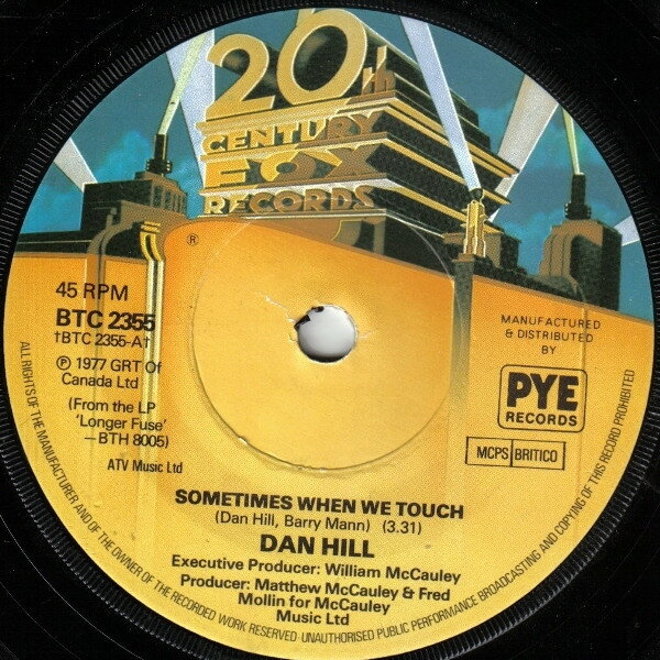 ・アーティスト Dan Hill ・タイトル Sometimes When We Touch ・レーベル 20th Century Records BTC2355 ・フォーマット 7インチレコード ・コンディション(盤) 良い (VG+) ・コンディション(ジャケット) プレインカバー（元ジャケット／カバー無し） ・コンディション(帯) オビなし ・特記事項 【盤に薄い跡】【Company Sleeve】 サンプル画像です。実際の商品の画像ではありません 商品写真はバーコード/カタログ番号に対応したサンプル画像ですので、お送りする商品の画像ではありません。帯やライナーなどの付属品は、特記事項に記載されている場合のみ含まれます。プロモやカラーレコードなどの仕様についても、該当する場合のみ特記事項に記載しています。 【ご購入前に必ずご確認ください】 ・本店サイト(www.recordcity.jp)とは価格、送料が違います ・本店サイト、その他支店のオーダーとは同梱発送できません ・別倉庫から発送しているため、店頭受け渡しは対応しておりません ・一部商品は他の通販サイトでも販売しているため、ご注文のタイミングによっては商品のご用意ができない場合がございます。 ・土日祝日はお休みです 金曜・祝前日9時以降のご連絡またはご入金は、返答または発送が週明け・祝日明けに順次対応となります。 ・ご購入後のキャンセル不可 ご購入後のキャンセルはいかなる理由においてもお受けできません。ご了承の上、ご購入くださいませ。 ・日本郵便(ゆうパック/ゆうメール)によるお届けになります。 ・中古品であることをご理解ください 当ストアではお客様よりお譲りいただいた中古商品を主に販売しております。中古品であることをご理解の上ご購入ください。また、一部商品はRecordCityオンラインストアで試聴可能です。 ・返品について お客様のご都合による返品は一切承っておりません。 表記の内容と実際の商品に相違がある場合、また針飛び等で返品・返金をご希望される場合は、商品の到着後1週間以内にご連絡ください。商品の返送をこちらで確認後、キャンセル・返金を行います。 コンディションVG以下の商品は返品できません。プレイに影響のない表面のこすれ傷、プレス起因のノイズ盤は返品の対象外です。 【コンディション表記】 ・ほぼ新品(M-)(Like New) 完全な新品。未使用。当店ではほぼ使用しません ・非常に良い(EX)(Excellent) 中古盤として美品な状態。わずかな経年を感じるものの傷みを感じさせない、当店基準で最高の状態 ・良い(VG+)(Very Good Plus) 丁寧に扱われた中古品で、軽い使用感がみられる。 ・可(VG)(Acceptable) 使い込まれた中古品で、「良い」よりもさらに使用感がみられる。 ・悪い(VG-)(Bad) 状態が悪いアイテム。使用の保障はなく、再生不可、針飛び、目立つノイズがあるかもしれない。状態によるクレーム不可。返品不可。 ・非常に悪い(G)(Very Bad) 「悪い」よりさらに状態が悪いアイテム。使用の保障はなく、再生不可、針飛び、目立つノイズがあるかもしれない。状態によるクレーム不可。返品不可。 ・ジャンク(Fair)(Junk/Fair) 割れている、反っている、水ダメージがある、カビ、ジャケットが分離している、ひどい書き込み、ひどい擦れなど最低の状態。使用の保障はなく、再生不可、針飛び、目立つノイズがあるかもしれない。状態によるクレーム不可。返品不可。 ・ジャンク(Poor)(Junk/Poor) 割れている、反っている、水ダメージがある、カビ、ジャケットが分離している、ひどい書き込み、ひどい擦れなど最低の状態。使用の保障はなく、再生不可、針飛び、目立つノイズがあるかもしれない。状態によるクレーム不可。返品不可。