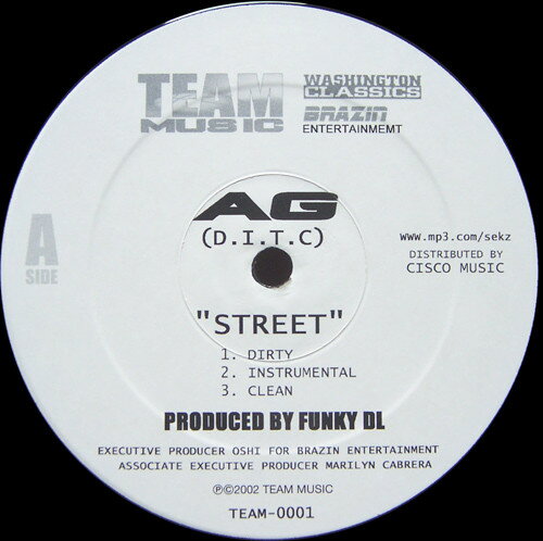 ・アーティスト AG / Sekz ・タイトル Street / Far Rock ・レーベル・型番 Team Music TEAM0001 ・フォーマット 12インチレコード ・コンディション(盤) 良い (VG+) ・コンディション(ジャケット) プレインカバー（元ジャケット／カバー無し） ・コンディション(帯) オビなし ・特記事項 サンプル画像です。実際の商品の画像ではありません 商品写真はバーコード/カタログ番号に対応したサンプル画像ですので、お送りする商品の画像ではありません。帯やライナーなどの付属品は、特記事項に記載されている場合のみ含まれます。プロモやカラーレコードなどの仕様についても、該当する場合のみ特記事項に記載しています。 【ご購入前に必ずご確認ください】 ・本店サイト(www.recordcity.jp)とは価格、送料が違います ・本店サイト、その他支店のオーダーとは同梱発送できません ・注文確定後に別の注文を頂いた場合、注文同士の同梱は致しかねます。 ・別倉庫から発送しているため、店頭受け渡しは対応しておりません ・一部商品は他の通販サイトでも販売しているため、ご注文のタイミングによっては商品のご用意ができない場合がございます。 ・土日祝日はお休みです 金曜・祝前日9時以降のご連絡またはご入金は、返答または発送が週明け・祝日明けに順次対応となります。 ・ご購入後のキャンセル不可 ご購入後のキャンセルはいかなる理由においてもお受けできません。ご了承の上、ご購入くださいませ。 ・日本郵便(ゆうパック/ゆうメール)によるお届けになります。 ・中古品であることをご理解ください 当ストアでは中古商品を主に販売しております。中古品であることをご理解の上ご購入ください。また、一部商品はRecordCityオンラインストアで試聴可能です。 ・返品について お客様のご都合による返品は一切承っておりません。 表記の内容と実際の商品に相違がある場合、また針飛び等で返品・返金をご希望される場合は、商品の到着後1週間以内にご連絡ください。商品の返送をこちらで確認後、キャンセル・返金を行います。 コンディションVG以下の商品は返品できません。プレイに影響のない表面のこすれ傷、プレス起因のノイズ盤は返品の対象外です。 【コンディション表記】 ・ほぼ新品(M-)(Like New) 完全な新品。未使用。当店ではほぼ使用しません ・非常に良い(EX)(Excellent) 中古盤として美品な状態。わずかな経年を感じるものの傷みを感じさせない、当店基準で最高の状態 ・良い(VG+)(Very Good Plus) 丁寧に扱われた中古品で、軽い使用感がみられる。 ・可(VG)(Acceptable) 使い込まれた中古品で、「良い」よりもさらに使用感がみられる。 ・悪い(VG-)(Bad) 状態が悪いアイテム。使用の保障はなく、再生不可、針飛び、目立つノイズがあるかもしれない。状態によるクレーム不可。返品不可。 ・非常に悪い(G)(Very Bad) 「悪い」よりさらに状態が悪いアイテム。使用の保障はなく、再生不可、針飛び、目立つノイズがあるかもしれない。状態によるクレーム不可。返品不可。 ・ジャンク(Fair)(Junk/Fair) 割れている、反っている、水ダメージがある、カビ、ジャケットが分離している、ひどい書き込み、ひどい擦れなど最低の状態。使用の保障はなく、再生不可、針飛び、目立つノイズがあるかもしれない。状態によるクレーム不可。返品不可。 ・ジャンク(Poor)(Junk/Poor) 割れている、反っている、水ダメージがある、カビ、ジャケットが分離している、ひどい書き込み、ひどい擦れなど最低の状態。使用の保障はなく、再生不可、針飛び、目立つノイズがあるかもしれない。状態によるクレーム不可。返品不可。