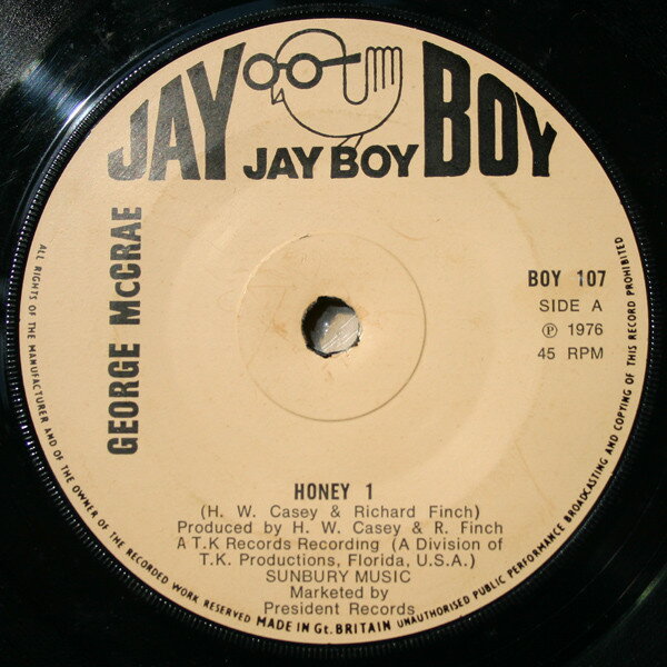・アーティスト George McCrae ・タイトル Honey 1 ・レーベル・型番 Jay Boy BOY107 ・フォーマット 7インチレコード ・コンディション(盤) 可 (VG) ・コンディション(ジャケット) プレインカバー（元ジャケット／カバー無し） ・コンディション(帯) オビなし ・特記事項 【盤に薄い跡】 サンプル画像です。実際の商品の画像ではありません 商品写真はバーコード/カタログ番号に対応したサンプル画像ですので、お送りする商品の画像ではありません。帯やライナーなどの付属品は、特記事項に記載されている場合のみ含まれます。プロモやカラーレコードなどの仕様についても、該当する場合のみ特記事項に記載しています。 【ご購入前に必ずご確認ください】 ・本店サイト(www.recordcity.jp)とは価格、送料が違います ・本店サイト、その他支店のオーダーとは同梱発送できません ・注文確定後に別の注文を頂いた場合、注文同士の同梱は致しかねます。 ・別倉庫から発送しているため、店頭受け渡しは対応しておりません ・一部商品は他の通販サイトでも販売しているため、ご注文のタイミングによっては商品のご用意ができない場合がございます。 ・土日祝日はお休みです 金曜・祝前日9時以降のご連絡またはご入金は、返答または発送が週明け・祝日明けに順次対応となります。 ・ご購入後のキャンセル不可 ご購入後のキャンセルはいかなる理由においてもお受けできません。ご了承の上、ご購入くださいませ。 ・日本郵便(ゆうパック/ゆうメール)によるお届けになります。 ・中古品であることをご理解ください 当ストアでは中古商品を主に販売しております。中古品であることをご理解の上ご購入ください。また、一部商品はRecordCityオンラインストアで試聴可能です。 ・返品について お客様のご都合による返品は一切承っておりません。 表記の内容と実際の商品に相違がある場合、また針飛び等で返品・返金をご希望される場合は、商品の到着後1週間以内にご連絡ください。商品の返送をこちらで確認後、キャンセル・返金を行います。 コンディションVG以下の商品は返品できません。プレイに影響のない表面のこすれ傷、プレス起因のノイズ盤は返品の対象外です。 【コンディション表記】 ・ほぼ新品(M-)(Like New) 完全な新品。未使用。当店ではほぼ使用しません ・非常に良い(EX)(Excellent) 中古盤として美品な状態。わずかな経年を感じるものの傷みを感じさせない、当店基準で最高の状態 ・良い(VG+)(Very Good Plus) 丁寧に扱われた中古品で、軽い使用感がみられる。 ・可(VG)(Acceptable) 使い込まれた中古品で、「良い」よりもさらに使用感がみられる。 ・悪い(VG-)(Bad) 状態が悪いアイテム。使用の保障はなく、再生不可、針飛び、目立つノイズがあるかもしれない。状態によるクレーム不可。返品不可。 ・非常に悪い(G)(Very Bad) 「悪い」よりさらに状態が悪いアイテム。使用の保障はなく、再生不可、針飛び、目立つノイズがあるかもしれない。状態によるクレーム不可。返品不可。 ・ジャンク(Fair)(Junk/Fair) 割れている、反っている、水ダメージがある、カビ、ジャケットが分離している、ひどい書き込み、ひどい擦れなど最低の状態。使用の保障はなく、再生不可、針飛び、目立つノイズがあるかもしれない。状態によるクレーム不可。返品不可。 ・ジャンク(Poor)(Junk/Poor) 割れている、反っている、水ダメージがある、カビ、ジャケットが分離している、ひどい書き込み、ひどい擦れなど最低の状態。使用の保障はなく、再生不可、針飛び、目立つノイズがあるかもしれない。状態によるクレーム不可。返品不可。
