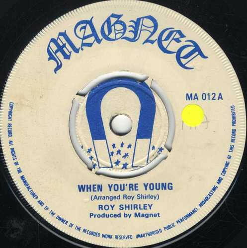 ・アーティスト Roy Shirley ・タイトル When You're Young / Traitor ・レーベル・型番 Magnet MA012 ・フォーマット 7インチレコード ・コンディション(盤) 良い (VG+) ・コンディション(ジャケット) プレインカバー（元ジャケット／カバー無し） ・コンディション(帯) オビなし ・特記事項 サンプル画像です。実際の商品の画像ではありません 商品写真はバーコード/カタログ番号に対応したサンプル画像ですので、お送りする商品の画像ではありません。帯やライナーなどの付属品は、特記事項に記載されている場合のみ含まれます。プロモやカラーレコードなどの仕様についても、該当する場合のみ特記事項に記載しています。 【ご購入前に必ずご確認ください】 ・本店サイト(www.recordcity.jp)とは価格、送料が違います ・本店サイト、その他支店のオーダーとは同梱発送できません ・注文確定後に別の注文を頂いた場合、注文同士の同梱は致しかねます。 ・別倉庫から発送しているため、店頭受け渡しは対応しておりません ・一部商品は他の通販サイトでも販売しているため、ご注文のタイミングによっては商品のご用意ができない場合がございます。 ・土日祝日はお休みです 金曜・祝前日9時以降のご連絡またはご入金は、返答または発送が週明け・祝日明けに順次対応となります。 ・ご購入後のキャンセル不可 ご購入後のキャンセルはいかなる理由においてもお受けできません。ご了承の上、ご購入くださいませ。 ・日本郵便(ゆうパック/ゆうメール)によるお届けになります。 ・中古品であることをご理解ください 当ストアでは中古商品を主に販売しております。中古品であることをご理解の上ご購入ください。また、一部商品はRecordCityオンラインストアで試聴可能です。 ・返品について お客様のご都合による返品は一切承っておりません。 表記の内容と実際の商品に相違がある場合、また針飛び等で返品・返金をご希望される場合は、商品の到着後1週間以内にご連絡ください。商品の返送をこちらで確認後、キャンセル・返金を行います。 コンディションVG以下の商品は返品できません。プレイに影響のない表面のこすれ傷、プレス起因のノイズ盤は返品の対象外です。 【コンディション表記】 ・ほぼ新品(M-)(Like New) 完全な新品。未使用。当店ではほぼ使用しません ・非常に良い(EX)(Excellent) 中古盤として美品な状態。わずかな経年を感じるものの傷みを感じさせない、当店基準で最高の状態 ・良い(VG+)(Very Good Plus) 丁寧に扱われた中古品で、軽い使用感がみられる。 ・可(VG)(Acceptable) 使い込まれた中古品で、「良い」よりもさらに使用感がみられる。 ・悪い(VG-)(Bad) 状態が悪いアイテム。使用の保障はなく、再生不可、針飛び、目立つノイズがあるかもしれない。状態によるクレーム不可。返品不可。 ・非常に悪い(G)(Very Bad) 「悪い」よりさらに状態が悪いアイテム。使用の保障はなく、再生不可、針飛び、目立つノイズがあるかもしれない。状態によるクレーム不可。返品不可。 ・ジャンク(Fair)(Junk/Fair) 割れている、反っている、水ダメージがある、カビ、ジャケットが分離している、ひどい書き込み、ひどい擦れなど最低の状態。使用の保障はなく、再生不可、針飛び、目立つノイズがあるかもしれない。状態によるクレーム不可。返品不可。 ・ジャンク(Poor)(Junk/Poor) 割れている、反っている、水ダメージがある、カビ、ジャケットが分離している、ひどい書き込み、ひどい擦れなど最低の状態。使用の保障はなく、再生不可、針飛び、目立つノイズがあるかもしれない。状態によるクレーム不可。返品不可。
