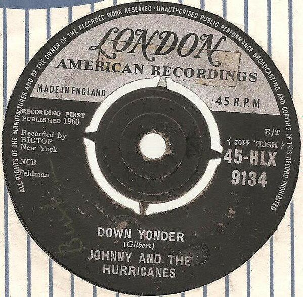 ・アーティスト Johnny & The Hurricanes ・タイトル Down Yonder ・レーベル・型番 London Records, London American Recordings 45HLX9134 ・フォーマット 7インチレコード ・コンディション(盤) 良い (VG+) ・コンディション(ジャケット) プレインカバー（元ジャケット／カバー無し） ・コンディション(帯) オビなし ・特記事項 【レーベルにシール付着】【company sleeve】 サンプル画像です。実際の商品の画像ではありません 商品写真はバーコード/カタログ番号に対応したサンプル画像ですので、お送りする商品の画像ではありません。帯やライナーなどの付属品は、特記事項に記載されている場合のみ含まれます。プロモやカラーレコードなどの仕様についても、該当する場合のみ特記事項に記載しています。 【ご購入前に必ずご確認ください】 ・本店サイト(www.recordcity.jp)とは価格、送料が違います ・本店サイト、その他支店のオーダーとは同梱発送できません ・注文確定後に別の注文を頂いた場合、注文同士の同梱は致しかねます。 ・別倉庫から発送しているため、店頭受け渡しは対応しておりません ・一部商品は他の通販サイトでも販売しているため、ご注文のタイミングによっては商品のご用意ができない場合がございます。 ・土日祝日はお休みです 金曜・祝前日9時以降のご連絡またはご入金は、返答または発送が週明け・祝日明けに順次対応となります。 ・ご購入後のキャンセル不可 ご購入後のキャンセルはいかなる理由においてもお受けできません。ご了承の上、ご購入くださいませ。 ・日本郵便(ゆうパック/ゆうメール)によるお届けになります。 ・中古品であることをご理解ください 当ストアでは中古商品を主に販売しております。中古品であることをご理解の上ご購入ください。また、一部商品はRecordCityオンラインストアで試聴可能です。 ・返品について お客様のご都合による返品は一切承っておりません。 表記の内容と実際の商品に相違がある場合、また針飛び等で返品・返金をご希望される場合は、商品の到着後1週間以内にご連絡ください。商品の返送をこちらで確認後、キャンセル・返金を行います。 コンディションVG以下の商品は返品できません。プレイに影響のない表面のこすれ傷、プレス起因のノイズ盤は返品の対象外です。 【コンディション表記】 ・ほぼ新品(M-)(Like New) 完全な新品。未使用。当店ではほぼ使用しません ・非常に良い(EX)(Excellent) 中古盤として美品な状態。わずかな経年を感じるものの傷みを感じさせない、当店基準で最高の状態 ・良い(VG+)(Very Good Plus) 丁寧に扱われた中古品で、軽い使用感がみられる。 ・可(VG)(Acceptable) 使い込まれた中古品で、「良い」よりもさらに使用感がみられる。 ・悪い(VG-)(Bad) 状態が悪いアイテム。使用の保障はなく、再生不可、針飛び、目立つノイズがあるかもしれない。状態によるクレーム不可。返品不可。 ・非常に悪い(G)(Very Bad) 「悪い」よりさらに状態が悪いアイテム。使用の保障はなく、再生不可、針飛び、目立つノイズがあるかもしれない。状態によるクレーム不可。返品不可。 ・ジャンク(Fair)(Junk/Fair) 割れている、反っている、水ダメージがある、カビ、ジャケットが分離している、ひどい書き込み、ひどい擦れなど最低の状態。使用の保障はなく、再生不可、針飛び、目立つノイズがあるかもしれない。状態によるクレーム不可。返品不可。 ・ジャンク(Poor)(Junk/Poor) 割れている、反っている、水ダメージがある、カビ、ジャケットが分離している、ひどい書き込み、ひどい擦れなど最低の状態。使用の保障はなく、再生不可、針飛び、目立つノイズがあるかもしれない。状態によるクレーム不可。返品不可。