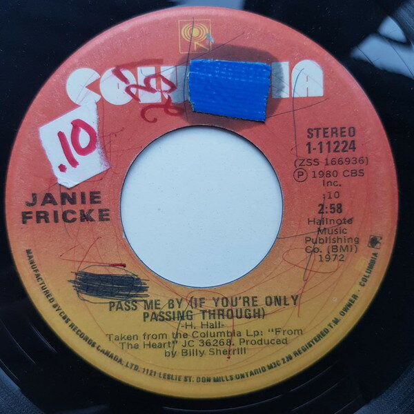 ・アーティスト Janie Fricke ・タイトル Pass Me By (If You're Only Passing Through) ・レーベル Columbia 111224 ・フォーマット 7インチレコード ・コンディション(盤) 良い (VG+) ・コンディション(ジャケット) プレインカバー（元ジャケット／カバー無し） ・コンディション(帯) オビなし ・特記事項 サンプル画像です。実際の商品の画像ではありません 商品写真はバーコード/カタログ番号に対応したサンプル画像ですので、お送りする商品の画像ではありません。帯やライナーなどの付属品は、特記事項に記載されている場合のみ含まれます。プロモやカラーレコードなどの仕様についても、該当する場合のみ特記事項に記載しています。 【ご購入前に必ずご確認ください】 ・本店サイト(www.recordcity.jp)とは価格、送料が違います ・本店サイト、その他支店のオーダーとは同梱発送できません ・別倉庫から発送しているため、店頭受け渡しは対応しておりません ・一部商品は他の通販サイトでも販売しているため、ご注文のタイミングによっては商品のご用意ができない場合がございます。 ・土日祝日はお休みです 金曜・祝前日9時以降のご連絡またはご入金は、返答または発送が週明け・祝日明けに順次対応となります。 ・ご購入後のキャンセル不可 ご購入後のキャンセルはいかなる理由においてもお受けできません。ご了承の上、ご購入くださいませ。 ・日本郵便(ゆうパック/ゆうメール)によるお届けになります。 ・中古品であることをご理解ください 当ストアではお客様よりお譲りいただいた中古商品を主に販売しております。中古品であることをご理解の上ご購入ください。また、一部商品はRecordCityオンラインストアで試聴可能です。 ・返品について お客様のご都合による返品は一切承っておりません。 表記の内容と実際の商品に相違がある場合、また針飛び等で返品・返金をご希望される場合は、商品の到着後1週間以内にご連絡ください。商品の返送をこちらで確認後、キャンセル・返金を行います。 コンディションVG以下の商品は返品できません。プレイに影響のない表面のこすれ傷、プレス起因のノイズ盤は返品の対象外です。 【コンディション表記】 ・ほぼ新品(M-)(Like New) 完全な新品。未使用。当店ではほぼ使用しません ・非常に良い(EX)(Excellent) 中古盤として美品な状態。わずかな経年を感じるものの傷みを感じさせない、当店基準で最高の状態 ・良い(VG+)(Very Good Plus) 丁寧に扱われた中古品で、軽い使用感がみられる。 ・可(VG)(Acceptable) 使い込まれた中古品で、「良い」よりもさらに使用感がみられる。 ・悪い(VG-)(Bad) 状態が悪いアイテム。使用の保障はなく、再生不可、針飛び、目立つノイズがあるかもしれない。状態によるクレーム不可。返品不可。 ・非常に悪い(G)(Very Bad) 「悪い」よりさらに状態が悪いアイテム。使用の保障はなく、再生不可、針飛び、目立つノイズがあるかもしれない。状態によるクレーム不可。返品不可。 ・ジャンク(Fair)(Junk/Fair) 割れている、反っている、水ダメージがある、カビ、ジャケットが分離している、ひどい書き込み、ひどい擦れなど最低の状態。使用の保障はなく、再生不可、針飛び、目立つノイズがあるかもしれない。状態によるクレーム不可。返品不可。 ・ジャンク(Poor)(Junk/Poor) 割れている、反っている、水ダメージがある、カビ、ジャケットが分離している、ひどい書き込み、ひどい擦れなど最低の状態。使用の保障はなく、再生不可、針飛び、目立つノイズがあるかもしれない。状態によるクレーム不可。返品不可。