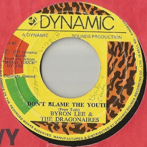 ・アーティスト Byron Lee & The Dragonaires / Mighty Sparrow ・タイトル Don't Blame The Youth / Dragon Dance ・レーベル・型番 Dynamic Sounds D90 ・フォーマット 7インチレコード ・コンディション(盤) 良い (VG+) ・コンディション(ジャケット) ・コンディション(帯) オビなし ・特記事項 【盤に薄い跡】【レーベルに染み】 サンプル画像です。実際の商品の画像ではありません 商品写真はバーコード/カタログ番号に対応したサンプル画像ですので、お送りする商品の画像ではありません。帯やライナーなどの付属品は、特記事項に記載されている場合のみ含まれます。プロモやカラーレコードなどの仕様についても、該当する場合のみ特記事項に記載しています。 【ご購入前に必ずご確認ください】 ・本店サイト(www.recordcity.jp)とは価格、送料が違います ・本店サイト、その他支店のオーダーとは同梱発送できません ・注文確定後に別の注文を頂いた場合、注文同士の同梱は致しかねます。 ・別倉庫から発送しているため、店頭受け渡しは対応しておりません ・一部商品は他の通販サイトでも販売しているため、ご注文のタイミングによっては商品のご用意ができない場合がございます。 ・土日祝日はお休みです 金曜・祝前日9時以降のご連絡またはご入金は、返答または発送が週明け・祝日明けに順次対応となります。 ・ご購入後のキャンセル不可 ご購入後のキャンセルはいかなる理由においてもお受けできません。ご了承の上、ご購入くださいませ。 ・日本郵便(ゆうパック/ゆうメール)によるお届けになります。 ・中古品であることをご理解ください 当ストアでは中古商品を主に販売しております。中古品であることをご理解の上ご購入ください。また、一部商品はRecordCityオンラインストアで試聴可能です。 ・返品について お客様のご都合による返品は一切承っておりません。 表記の内容と実際の商品に相違がある場合、また針飛び等で返品・返金をご希望される場合は、商品の到着後1週間以内にご連絡ください。商品の返送をこちらで確認後、キャンセル・返金を行います。 コンディションVG以下の商品は返品できません。プレイに影響のない表面のこすれ傷、プレス起因のノイズ盤は返品の対象外です。 【コンディション表記】 ・ほぼ新品(M-)(Like New) 完全な新品。未使用。当店ではほぼ使用しません ・非常に良い(EX)(Excellent) 中古盤として美品な状態。わずかな経年を感じるものの傷みを感じさせない、当店基準で最高の状態 ・良い(VG+)(Very Good Plus) 丁寧に扱われた中古品で、軽い使用感がみられる。 ・可(VG)(Acceptable) 使い込まれた中古品で、「良い」よりもさらに使用感がみられる。 ・悪い(VG-)(Bad) 状態が悪いアイテム。使用の保障はなく、再生不可、針飛び、目立つノイズがあるかもしれない。状態によるクレーム不可。返品不可。 ・非常に悪い(G)(Very Bad) 「悪い」よりさらに状態が悪いアイテム。使用の保障はなく、再生不可、針飛び、目立つノイズがあるかもしれない。状態によるクレーム不可。返品不可。 ・ジャンク(Fair)(Junk/Fair) 割れている、反っている、水ダメージがある、カビ、ジャケットが分離している、ひどい書き込み、ひどい擦れなど最低の状態。使用の保障はなく、再生不可、針飛び、目立つノイズがあるかもしれない。状態によるクレーム不可。返品不可。 ・ジャンク(Poor)(Junk/Poor) 割れている、反っている、水ダメージがある、カビ、ジャケットが分離している、ひどい書き込み、ひどい擦れなど最低の状態。使用の保障はなく、再生不可、針飛び、目立つノイズがあるかもしれない。状態によるクレーム不可。返品不可。