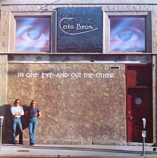 ・アーティスト Cate Brothers ・タイトル In One Eye And Out The Other ・レーベル・型番 Asylum Records 7ES1080 ・フォーマット LPレコード ・コンディション(盤) 良い (VG+) ・コンディション(ジャケット) 良い (VG+) ・コンディション(帯) オビなし ・特記事項 【カバーにカットアウトホール】 サンプル画像です。実際の商品の画像ではありません 商品写真はバーコード/カタログ番号に対応したサンプル画像ですので、お送りする商品の画像ではありません。帯やライナーなどの付属品は、特記事項に記載されている場合のみ含まれます。プロモやカラーレコードなどの仕様についても、該当する場合のみ特記事項に記載しています。 【ご購入前に必ずご確認ください】 ・本店サイト(www.recordcity.jp)とは価格、送料が違います ・本店サイト、その他支店のオーダーとは同梱発送できません ・注文確定後に別の注文を頂いた場合、注文同士の同梱は致しかねます。 ・別倉庫から発送しているため、店頭受け渡しは対応しておりません ・一部商品は他の通販サイトでも販売しているため、ご注文のタイミングによっては商品のご用意ができない場合がございます。 ・土日祝日はお休みです 金曜・祝前日9時以降のご連絡またはご入金は、返答または発送が週明け・祝日明けに順次対応となります。 ・ご購入後のキャンセル不可 ご購入後のキャンセルはいかなる理由においてもお受けできません。ご了承の上、ご購入くださいませ。 ・日本郵便(ゆうパック/ゆうメール)によるお届けになります。 ・中古品であることをご理解ください 当ストアでは中古商品を主に販売しております。中古品であることをご理解の上ご購入ください。また、一部商品はRecordCityオンラインストアで試聴可能です。 ・返品について お客様のご都合による返品は一切承っておりません。 表記の内容と実際の商品に相違がある場合、また針飛び等で返品・返金をご希望される場合は、商品の到着後1週間以内にご連絡ください。商品の返送をこちらで確認後、キャンセル・返金を行います。 コンディションVG以下の商品は返品できません。プレイに影響のない表面のこすれ傷、プレス起因のノイズ盤は返品の対象外です。 【コンディション表記】 ・ほぼ新品(M-)(Like New) 完全な新品。未使用。当店ではほぼ使用しません ・非常に良い(EX)(Excellent) 中古盤として美品な状態。わずかな経年を感じるものの傷みを感じさせない、当店基準で最高の状態 ・良い(VG+)(Very Good Plus) 丁寧に扱われた中古品で、軽い使用感がみられる。 ・可(VG)(Acceptable) 使い込まれた中古品で、「良い」よりもさらに使用感がみられる。 ・悪い(VG-)(Bad) 状態が悪いアイテム。使用の保障はなく、再生不可、針飛び、目立つノイズがあるかもしれない。状態によるクレーム不可。返品不可。 ・非常に悪い(G)(Very Bad) 「悪い」よりさらに状態が悪いアイテム。使用の保障はなく、再生不可、針飛び、目立つノイズがあるかもしれない。状態によるクレーム不可。返品不可。 ・ジャンク(Fair)(Junk/Fair) 割れている、反っている、水ダメージがある、カビ、ジャケットが分離している、ひどい書き込み、ひどい擦れなど最低の状態。使用の保障はなく、再生不可、針飛び、目立つノイズがあるかもしれない。状態によるクレーム不可。返品不可。 ・ジャンク(Poor)(Junk/Poor) 割れている、反っている、水ダメージがある、カビ、ジャケットが分離している、ひどい書き込み、ひどい擦れなど最低の状態。使用の保障はなく、再生不可、針飛び、目立つノイズがあるかもしれない。状態によるクレーム不可。返品不可。