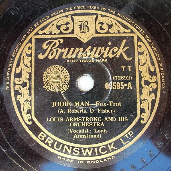 ・アーティスト Louis Armstrong & His Orchestra ・タイトル Jodie Man / I Wonder ・レーベル・型番 BRUNSWICK 03595 ・フォーマット 78回転SP盤レコード ・コンディション(盤) 良い (VG+) ・コンディション(ジャケット) 良い (VG+) ・コンディション(帯) オビなし ・特記事項 【※再生コンディションによる返品不可】【レーベルにシール付着】 サンプル画像です。実際の商品の画像ではありません 商品写真はバーコード/カタログ番号に対応したサンプル画像ですので、お送りする商品の画像ではありません。帯やライナーなどの付属品は、特記事項に記載されている場合のみ含まれます。プロモやカラーレコードなどの仕様についても、該当する場合のみ特記事項に記載しています。 【ご購入前に必ずご確認ください】 ・本店サイト(www.recordcity.jp)とは価格、送料が違います ・本店サイト、その他支店のオーダーとは同梱発送できません ・注文確定後に別の注文を頂いた場合、注文同士の同梱は致しかねます。 ・別倉庫から発送しているため、店頭受け渡しは対応しておりません ・一部商品は他の通販サイトでも販売しているため、ご注文のタイミングによっては商品のご用意ができない場合がございます。 ・土日祝日はお休みです 金曜・祝前日9時以降のご連絡またはご入金は、返答または発送が週明け・祝日明けに順次対応となります。 ・ご購入後のキャンセル不可 ご購入後のキャンセルはいかなる理由においてもお受けできません。ご了承の上、ご購入くださいませ。 ・日本郵便(ゆうパック/ゆうメール)によるお届けになります。 ・中古品であることをご理解ください 当ストアでは中古商品を主に販売しております。中古品であることをご理解の上ご購入ください。また、一部商品はRecordCityオンラインストアで試聴可能です。 ・返品について お客様のご都合による返品は一切承っておりません。 表記の内容と実際の商品に相違がある場合、また針飛び等で返品・返金をご希望される場合は、商品の到着後1週間以内にご連絡ください。商品の返送をこちらで確認後、キャンセル・返金を行います。 コンディションVG以下の商品は返品できません。プレイに影響のない表面のこすれ傷、プレス起因のノイズ盤は返品の対象外です。 【コンディション表記】 ・ほぼ新品(M-)(Like New) 完全な新品。未使用。当店ではほぼ使用しません ・非常に良い(EX)(Excellent) 中古盤として美品な状態。わずかな経年を感じるものの傷みを感じさせない、当店基準で最高の状態 ・良い(VG+)(Very Good Plus) 丁寧に扱われた中古品で、軽い使用感がみられる。 ・可(VG)(Acceptable) 使い込まれた中古品で、「良い」よりもさらに使用感がみられる。 ・悪い(VG-)(Bad) 状態が悪いアイテム。使用の保障はなく、再生不可、針飛び、目立つノイズがあるかもしれない。状態によるクレーム不可。返品不可。 ・非常に悪い(G)(Very Bad) 「悪い」よりさらに状態が悪いアイテム。使用の保障はなく、再生不可、針飛び、目立つノイズがあるかもしれない。状態によるクレーム不可。返品不可。 ・ジャンク(Fair)(Junk/Fair) 割れている、反っている、水ダメージがある、カビ、ジャケットが分離している、ひどい書き込み、ひどい擦れなど最低の状態。使用の保障はなく、再生不可、針飛び、目立つノイズがあるかもしれない。状態によるクレーム不可。返品不可。 ・ジャンク(Poor)(Junk/Poor) 割れている、反っている、水ダメージがある、カビ、ジャケットが分離している、ひどい書き込み、ひどい擦れなど最低の状態。使用の保障はなく、再生不可、針飛び、目立つノイズがあるかもしれない。状態によるクレーム不可。返品不可。