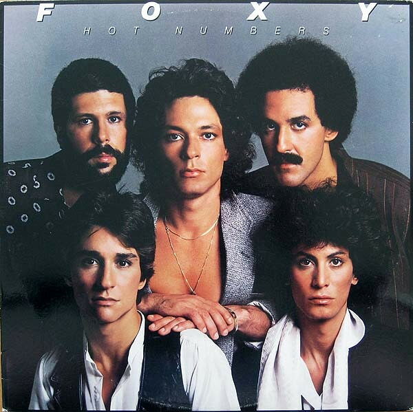 ・アーティスト Foxy ・タイトル Hot Numbers ・レーベル・型番 T.K. Records PTK92054 ・フォーマット LPレコード ・コンディション(盤) 良い (VG+) ・コンディション(ジャケット) 良い (VG+) ・コンディション(帯) オビなし ・特記事項 【カバーにリングウェア】 サンプル画像です。実際の商品の画像ではありません 商品写真はバーコード/カタログ番号に対応したサンプル画像ですので、お送りする商品の画像ではありません。帯やライナーなどの付属品は、特記事項に記載されている場合のみ含まれます。プロモやカラーレコードなどの仕様についても、該当する場合のみ特記事項に記載しています。 【ご購入前に必ずご確認ください】 ・本店サイト(www.recordcity.jp)とは価格、送料が違います ・本店サイト、その他支店のオーダーとは同梱発送できません ・注文確定後に別の注文を頂いた場合、注文同士の同梱は致しかねます。 ・別倉庫から発送しているため、店頭受け渡しは対応しておりません ・一部商品は他の通販サイトでも販売しているため、ご注文のタイミングによっては商品のご用意ができない場合がございます。 ・土日祝日はお休みです 金曜・祝前日9時以降のご連絡またはご入金は、返答または発送が週明け・祝日明けに順次対応となります。 ・ご購入後のキャンセル不可 ご購入後のキャンセルはいかなる理由においてもお受けできません。ご了承の上、ご購入くださいませ。 ・日本郵便(ゆうパック/ゆうメール)によるお届けになります。 ・中古品であることをご理解ください 当ストアでは中古商品を主に販売しております。中古品であることをご理解の上ご購入ください。また、一部商品はRecordCityオンラインストアで試聴可能です。 ・返品について お客様のご都合による返品は一切承っておりません。 表記の内容と実際の商品に相違がある場合、また針飛び等で返品・返金をご希望される場合は、商品の到着後1週間以内にご連絡ください。商品の返送をこちらで確認後、キャンセル・返金を行います。 コンディションVG以下の商品は返品できません。プレイに影響のない表面のこすれ傷、プレス起因のノイズ盤は返品の対象外です。 【コンディション表記】 ・ほぼ新品(M-)(Like New) 完全な新品。未使用。当店ではほぼ使用しません ・非常に良い(EX)(Excellent) 中古盤として美品な状態。わずかな経年を感じるものの傷みを感じさせない、当店基準で最高の状態 ・良い(VG+)(Very Good Plus) 丁寧に扱われた中古品で、軽い使用感がみられる。 ・可(VG)(Acceptable) 使い込まれた中古品で、「良い」よりもさらに使用感がみられる。 ・悪い(VG-)(Bad) 状態が悪いアイテム。使用の保障はなく、再生不可、針飛び、目立つノイズがあるかもしれない。状態によるクレーム不可。返品不可。 ・非常に悪い(G)(Very Bad) 「悪い」よりさらに状態が悪いアイテム。使用の保障はなく、再生不可、針飛び、目立つノイズがあるかもしれない。状態によるクレーム不可。返品不可。 ・ジャンク(Fair)(Junk/Fair) 割れている、反っている、水ダメージがある、カビ、ジャケットが分離している、ひどい書き込み、ひどい擦れなど最低の状態。使用の保障はなく、再生不可、針飛び、目立つノイズがあるかもしれない。状態によるクレーム不可。返品不可。 ・ジャンク(Poor)(Junk/Poor) 割れている、反っている、水ダメージがある、カビ、ジャケットが分離している、ひどい書き込み、ひどい擦れなど最低の状態。使用の保障はなく、再生不可、針飛び、目立つノイズがあるかもしれない。状態によるクレーム不可。返品不可。