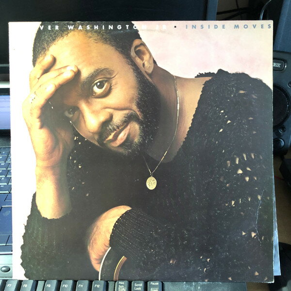 ・アーティスト Grover Washington, Jr. ・タイトル Inside Moves ・レーベル・型番 Elektra 9603181 ・フォーマット LPレコード ・コンディション(盤) 良い (VG+) ・コンディション(ジャケット) 良い (VG+) ・コンディション(帯) オビなし ・特記事項 サンプル画像です。実際の商品の画像ではありません 商品写真はバーコード/カタログ番号に対応したサンプル画像ですので、お送りする商品の画像ではありません。帯やライナーなどの付属品は、特記事項に記載されている場合のみ含まれます。プロモやカラーレコードなどの仕様についても、該当する場合のみ特記事項に記載しています。 【ご購入前に必ずご確認ください】 ・本店サイト(www.recordcity.jp)とは価格、送料が違います ・本店サイト、その他支店のオーダーとは同梱発送できません ・注文確定後に別の注文を頂いた場合、注文同士の同梱は致しかねます。 ・別倉庫から発送しているため、店頭受け渡しは対応しておりません ・一部商品は他の通販サイトでも販売しているため、ご注文のタイミングによっては商品のご用意ができない場合がございます。 ・土日祝日はお休みです 金曜・祝前日9時以降のご連絡またはご入金は、返答または発送が週明け・祝日明けに順次対応となります。 ・ご購入後のキャンセル不可 ご購入後のキャンセルはいかなる理由においてもお受けできません。ご了承の上、ご購入くださいませ。 ・日本郵便(ゆうパック/ゆうメール)によるお届けになります。 ・中古品であることをご理解ください 当ストアでは中古商品を主に販売しております。中古品であることをご理解の上ご購入ください。また、一部商品はRecordCityオンラインストアで試聴可能です。 ・返品について お客様のご都合による返品は一切承っておりません。 表記の内容と実際の商品に相違がある場合、また針飛び等で返品・返金をご希望される場合は、商品の到着後1週間以内にご連絡ください。商品の返送をこちらで確認後、キャンセル・返金を行います。 コンディションVG以下の商品は返品できません。プレイに影響のない表面のこすれ傷、プレス起因のノイズ盤は返品の対象外です。 【コンディション表記】 ・ほぼ新品(M-)(Like New) 完全な新品。未使用。当店ではほぼ使用しません ・非常に良い(EX)(Excellent) 中古盤として美品な状態。わずかな経年を感じるものの傷みを感じさせない、当店基準で最高の状態 ・良い(VG+)(Very Good Plus) 丁寧に扱われた中古品で、軽い使用感がみられる。 ・可(VG)(Acceptable) 使い込まれた中古品で、「良い」よりもさらに使用感がみられる。 ・悪い(VG-)(Bad) 状態が悪いアイテム。使用の保障はなく、再生不可、針飛び、目立つノイズがあるかもしれない。状態によるクレーム不可。返品不可。 ・非常に悪い(G)(Very Bad) 「悪い」よりさらに状態が悪いアイテム。使用の保障はなく、再生不可、針飛び、目立つノイズがあるかもしれない。状態によるクレーム不可。返品不可。 ・ジャンク(Fair)(Junk/Fair) 割れている、反っている、水ダメージがある、カビ、ジャケットが分離している、ひどい書き込み、ひどい擦れなど最低の状態。使用の保障はなく、再生不可、針飛び、目立つノイズがあるかもしれない。状態によるクレーム不可。返品不可。 ・ジャンク(Poor)(Junk/Poor) 割れている、反っている、水ダメージがある、カビ、ジャケットが分離している、ひどい書き込み、ひどい擦れなど最低の状態。使用の保障はなく、再生不可、針飛び、目立つノイズがあるかもしれない。状態によるクレーム不可。返品不可。