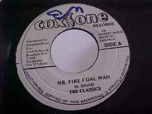 ・アーティスト The Classics (12) ・タイトル Mr. Fire Coal Man ・レーベル・型番 Coxsone Records NONE ・フォーマット 7インチレコード ・コンディション(盤) 良い (VG+) ・コンディション(ジャケット) プレインカバー（元ジャケット／カバー無し） ・コンディション(帯) オビなし ・特記事項 サンプル画像です。実際の商品の画像ではありません 商品写真はバーコード/カタログ番号に対応したサンプル画像ですので、お送りする商品の画像ではありません。帯やライナーなどの付属品は、特記事項に記載されている場合のみ含まれます。プロモやカラーレコードなどの仕様についても、該当する場合のみ特記事項に記載しています。 【ご購入前に必ずご確認ください】 ・本店サイト(www.recordcity.jp)とは価格、送料が違います ・本店サイト、その他支店のオーダーとは同梱発送できません ・注文確定後に別の注文を頂いた場合、注文同士の同梱は致しかねます。 ・別倉庫から発送しているため、店頭受け渡しは対応しておりません ・一部商品は他の通販サイトでも販売しているため、ご注文のタイミングによっては商品のご用意ができない場合がございます。 ・土日祝日はお休みです 金曜・祝前日9時以降のご連絡またはご入金は、返答または発送が週明け・祝日明けに順次対応となります。 ・ご購入後のキャンセル不可 ご購入後のキャンセルはいかなる理由においてもお受けできません。ご了承の上、ご購入くださいませ。 ・日本郵便(ゆうパック/ゆうメール)によるお届けになります。 ・中古品であることをご理解ください 当ストアでは中古商品を主に販売しております。中古品であることをご理解の上ご購入ください。また、一部商品はRecordCityオンラインストアで試聴可能です。 ・返品について お客様のご都合による返品は一切承っておりません。 表記の内容と実際の商品に相違がある場合、また針飛び等で返品・返金をご希望される場合は、商品の到着後1週間以内にご連絡ください。商品の返送をこちらで確認後、キャンセル・返金を行います。 コンディションVG以下の商品は返品できません。プレイに影響のない表面のこすれ傷、プレス起因のノイズ盤は返品の対象外です。 【コンディション表記】 ・ほぼ新品(M-)(Like New) 完全な新品。未使用。当店ではほぼ使用しません ・非常に良い(EX)(Excellent) 中古盤として美品な状態。わずかな経年を感じるものの傷みを感じさせない、当店基準で最高の状態 ・良い(VG+)(Very Good Plus) 丁寧に扱われた中古品で、軽い使用感がみられる。 ・可(VG)(Acceptable) 使い込まれた中古品で、「良い」よりもさらに使用感がみられる。 ・悪い(VG-)(Bad) 状態が悪いアイテム。使用の保障はなく、再生不可、針飛び、目立つノイズがあるかもしれない。状態によるクレーム不可。返品不可。 ・非常に悪い(G)(Very Bad) 「悪い」よりさらに状態が悪いアイテム。使用の保障はなく、再生不可、針飛び、目立つノイズがあるかもしれない。状態によるクレーム不可。返品不可。 ・ジャンク(Fair)(Junk/Fair) 割れている、反っている、水ダメージがある、カビ、ジャケットが分離している、ひどい書き込み、ひどい擦れなど最低の状態。使用の保障はなく、再生不可、針飛び、目立つノイズがあるかもしれない。状態によるクレーム不可。返品不可。 ・ジャンク(Poor)(Junk/Poor) 割れている、反っている、水ダメージがある、カビ、ジャケットが分離している、ひどい書き込み、ひどい擦れなど最低の状態。使用の保障はなく、再生不可、針飛び、目立つノイズがあるかもしれない。状態によるクレーム不可。返品不可。