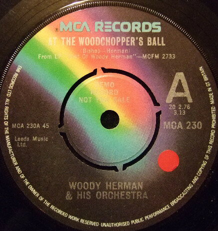 ・アーティスト Woody Herman & His Orchestra ・タイトル At The Woodchopper's Ball ・レーベル・型番 MCA Records MCA230PROMO ・フォーマット 7インチレコード ・コンディション(盤) 良い (VG+) ・コンディション(ジャケット) プレインカバー（元ジャケット／カバー無し） ・コンディション(帯) オビなし ・特記事項 【プロモ盤】 【盤に薄い跡】【Promotion Only】 サンプル画像です。実際の商品の画像ではありません 商品写真はバーコード/カタログ番号に対応したサンプル画像ですので、お送りする商品の画像ではありません。帯やライナーなどの付属品は、特記事項に記載されている場合のみ含まれます。プロモやカラーレコードなどの仕様についても、該当する場合のみ特記事項に記載しています。 【ご購入前に必ずご確認ください】 ・本店サイト(www.recordcity.jp)とは価格、送料が違います ・本店サイト、その他支店のオーダーとは同梱発送できません ・注文確定後に別の注文を頂いた場合、注文同士の同梱は致しかねます。 ・別倉庫から発送しているため、店頭受け渡しは対応しておりません ・一部商品は他の通販サイトでも販売しているため、ご注文のタイミングによっては商品のご用意ができない場合がございます。 ・土日祝日はお休みです 金曜・祝前日9時以降のご連絡またはご入金は、返答または発送が週明け・祝日明けに順次対応となります。 ・ご購入後のキャンセル不可 ご購入後のキャンセルはいかなる理由においてもお受けできません。ご了承の上、ご購入くださいませ。 ・日本郵便(ゆうパック/ゆうメール)によるお届けになります。 ・中古品であることをご理解ください 当ストアでは中古商品を主に販売しております。中古品であることをご理解の上ご購入ください。また、一部商品はRecordCityオンラインストアで試聴可能です。 ・返品について お客様のご都合による返品は一切承っておりません。 表記の内容と実際の商品に相違がある場合、また針飛び等で返品・返金をご希望される場合は、商品の到着後1週間以内にご連絡ください。商品の返送をこちらで確認後、キャンセル・返金を行います。 コンディションVG以下の商品は返品できません。プレイに影響のない表面のこすれ傷、プレス起因のノイズ盤は返品の対象外です。 【コンディション表記】 ・ほぼ新品(M-)(Like New) 完全な新品。未使用。当店ではほぼ使用しません ・非常に良い(EX)(Excellent) 中古盤として美品な状態。わずかな経年を感じるものの傷みを感じさせない、当店基準で最高の状態 ・良い(VG+)(Very Good Plus) 丁寧に扱われた中古品で、軽い使用感がみられる。 ・可(VG)(Acceptable) 使い込まれた中古品で、「良い」よりもさらに使用感がみられる。 ・悪い(VG-)(Bad) 状態が悪いアイテム。使用の保障はなく、再生不可、針飛び、目立つノイズがあるかもしれない。状態によるクレーム不可。返品不可。 ・非常に悪い(G)(Very Bad) 「悪い」よりさらに状態が悪いアイテム。使用の保障はなく、再生不可、針飛び、目立つノイズがあるかもしれない。状態によるクレーム不可。返品不可。 ・ジャンク(Fair)(Junk/Fair) 割れている、反っている、水ダメージがある、カビ、ジャケットが分離している、ひどい書き込み、ひどい擦れなど最低の状態。使用の保障はなく、再生不可、針飛び、目立つノイズがあるかもしれない。状態によるクレーム不可。返品不可。 ・ジャンク(Poor)(Junk/Poor) 割れている、反っている、水ダメージがある、カビ、ジャケットが分離している、ひどい書き込み、ひどい擦れなど最低の状態。使用の保障はなく、再生不可、針飛び、目立つノイズがあるかもしれない。状態によるクレーム不可。返品不可。
