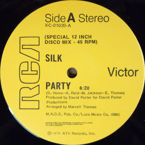 ・アーティスト Silk, Broadway ・タイトル Party / X-15 ・レーベル・型番 RCA Victor XC01020 ・フォーマット 12インチレコード ・コンディション(盤) 良い (VG+) ・コンディション(ジャケット) プレインカバー（元ジャケット／カバー無し） ・コンディション(帯) オビなし ・特記事項 サンプル画像です。実際の商品の画像ではありません 商品写真はバーコード/カタログ番号に対応したサンプル画像ですので、お送りする商品の画像ではありません。帯やライナーなどの付属品は、特記事項に記載されている場合のみ含まれます。プロモやカラーレコードなどの仕様についても、該当する場合のみ特記事項に記載しています。 【ご購入前に必ずご確認ください】 ・本店サイト(www.recordcity.jp)とは価格、送料が違います ・本店サイト、その他支店のオーダーとは同梱発送できません ・注文確定後に別の注文を頂いた場合、注文同士の同梱は致しかねます。 ・別倉庫から発送しているため、店頭受け渡しは対応しておりません ・一部商品は他の通販サイトでも販売しているため、ご注文のタイミングによっては商品のご用意ができない場合がございます。 ・土日祝日はお休みです 金曜・祝前日9時以降のご連絡またはご入金は、返答または発送が週明け・祝日明けに順次対応となります。 ・ご購入後のキャンセル不可 ご購入後のキャンセルはいかなる理由においてもお受けできません。ご了承の上、ご購入くださいませ。 ・日本郵便(ゆうパック/ゆうメール)によるお届けになります。 ・中古品であることをご理解ください 当ストアでは中古商品を主に販売しております。中古品であることをご理解の上ご購入ください。また、一部商品はRecordCityオンラインストアで試聴可能です。 ・返品について お客様のご都合による返品は一切承っておりません。 表記の内容と実際の商品に相違がある場合、また針飛び等で返品・返金をご希望される場合は、商品の到着後1週間以内にご連絡ください。商品の返送をこちらで確認後、キャンセル・返金を行います。 コンディションVG以下の商品は返品できません。プレイに影響のない表面のこすれ傷、プレス起因のノイズ盤は返品の対象外です。 【コンディション表記】 ・ほぼ新品(M-)(Like New) 完全な新品。未使用。当店ではほぼ使用しません ・非常に良い(EX)(Excellent) 中古盤として美品な状態。わずかな経年を感じるものの傷みを感じさせない、当店基準で最高の状態 ・良い(VG+)(Very Good Plus) 丁寧に扱われた中古品で、軽い使用感がみられる。 ・可(VG)(Acceptable) 使い込まれた中古品で、「良い」よりもさらに使用感がみられる。 ・悪い(VG-)(Bad) 状態が悪いアイテム。使用の保障はなく、再生不可、針飛び、目立つノイズがあるかもしれない。状態によるクレーム不可。返品不可。 ・非常に悪い(G)(Very Bad) 「悪い」よりさらに状態が悪いアイテム。使用の保障はなく、再生不可、針飛び、目立つノイズがあるかもしれない。状態によるクレーム不可。返品不可。 ・ジャンク(Fair)(Junk/Fair) 割れている、反っている、水ダメージがある、カビ、ジャケットが分離している、ひどい書き込み、ひどい擦れなど最低の状態。使用の保障はなく、再生不可、針飛び、目立つノイズがあるかもしれない。状態によるクレーム不可。返品不可。 ・ジャンク(Poor)(Junk/Poor) 割れている、反っている、水ダメージがある、カビ、ジャケットが分離している、ひどい書き込み、ひどい擦れなど最低の状態。使用の保障はなく、再生不可、針飛び、目立つノイズがあるかもしれない。状態によるクレーム不可。返品不可。