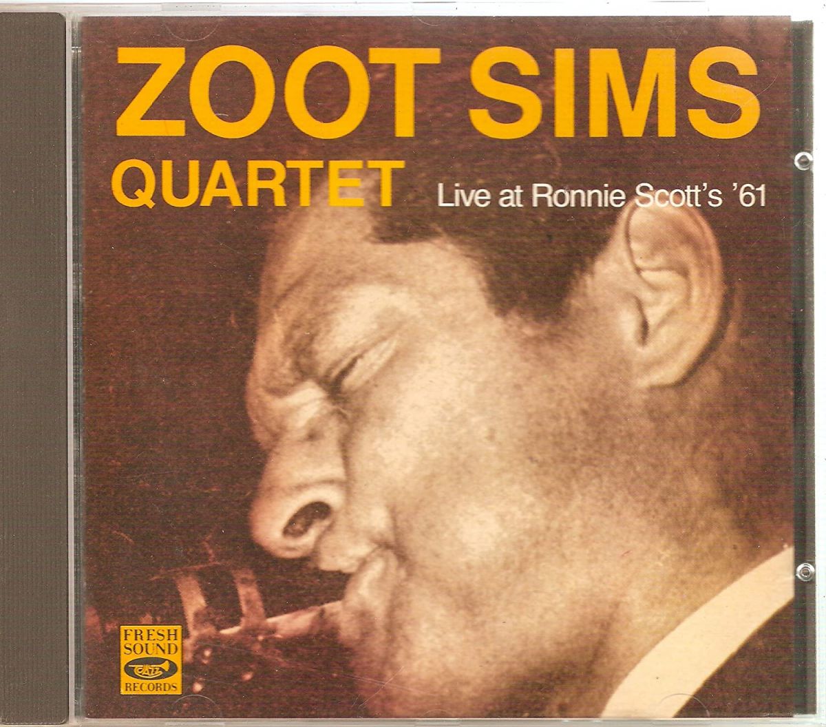 ・アーティスト Zoot Sims ・タイトル Quartet at Ronnie Scotts 1961 ・レーベル・型番 ・フォーマット CD ・コンディション(盤) 良い (VG+) ・コンディション(ジャケット) ・コンディション(帯) オビなし ・特記事項 【ソフトケース入り（プラケースなし）】 サンプル画像です。実際の商品の画像ではありません 商品写真はバーコード/カタログ番号に対応したサンプル画像ですので、お送りする商品の画像ではありません。帯やライナーなどの付属品は、特記事項に記載されている場合のみ含まれます。プロモやカラーレコードなどの仕様についても、該当する場合のみ特記事項に記載しています。 【ご購入前に必ずご確認ください】 ・本店サイト(www.recordcity.jp)とは価格、送料が違います ・本店サイト、その他支店のオーダーとは同梱発送できません ・注文確定後に別の注文を頂いた場合、注文同士の同梱は致しかねます。 ・別倉庫から発送しているため、店頭受け渡しは対応しておりません ・一部商品は他の通販サイトでも販売しているため、ご注文のタイミングによっては商品のご用意ができない場合がございます。 ・土日祝日はお休みです 金曜・祝前日9時以降のご連絡またはご入金は、返答または発送が週明け・祝日明けに順次対応となります。 ・ご購入後のキャンセル不可 ご購入後のキャンセルはいかなる理由においてもお受けできません。ご了承の上、ご購入くださいませ。 ・日本郵便(ゆうパック/ゆうメール)によるお届けになります。 ・中古品であることをご理解ください 当ストアでは中古商品を主に販売しております。中古品であることをご理解の上ご購入ください。また、一部商品はRecordCityオンラインストアで試聴可能です。 ・返品について お客様のご都合による返品は一切承っておりません。 表記の内容と実際の商品に相違がある場合、また針飛び等で返品・返金をご希望される場合は、商品の到着後1週間以内にご連絡ください。商品の返送をこちらで確認後、キャンセル・返金を行います。 コンディションVG以下の商品は返品できません。プレイに影響のない表面のこすれ傷、プレス起因のノイズ盤は返品の対象外です。 【コンディション表記】 ・ほぼ新品(M-)(Like New) 完全な新品。未使用。当店ではほぼ使用しません ・非常に良い(EX)(Excellent) 中古盤として美品な状態。わずかな経年を感じるものの傷みを感じさせない、当店基準で最高の状態 ・良い(VG+)(Very Good Plus) 丁寧に扱われた中古品で、軽い使用感がみられる。 ・可(VG)(Acceptable) 使い込まれた中古品で、「良い」よりもさらに使用感がみられる。 ・悪い(VG-)(Bad) 状態が悪いアイテム。使用の保障はなく、再生不可、針飛び、目立つノイズがあるかもしれない。状態によるクレーム不可。返品不可。 ・非常に悪い(G)(Very Bad) 「悪い」よりさらに状態が悪いアイテム。使用の保障はなく、再生不可、針飛び、目立つノイズがあるかもしれない。状態によるクレーム不可。返品不可。 ・ジャンク(Fair)(Junk/Fair) 割れている、反っている、水ダメージがある、カビ、ジャケットが分離している、ひどい書き込み、ひどい擦れなど最低の状態。使用の保障はなく、再生不可、針飛び、目立つノイズがあるかもしれない。状態によるクレーム不可。返品不可。 ・ジャンク(Poor)(Junk/Poor) 割れている、反っている、水ダメージがある、カビ、ジャケットが分離している、ひどい書き込み、ひどい擦れなど最低の状態。使用の保障はなく、再生不可、針飛び、目立つノイズがあるかもしれない。状態によるクレーム不可。返品不可。