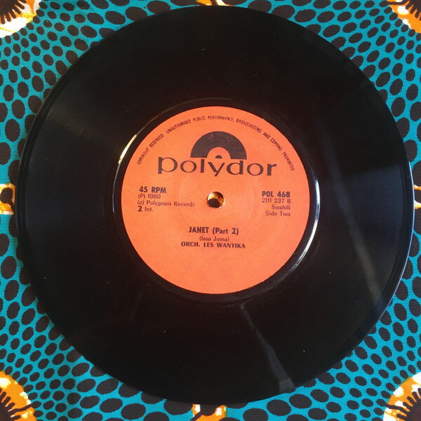 ・アーティスト Orch. Les Wanyika ・タイトル Janet ・レーベル・型番 POLYDOR POL468 ・フォーマット 7インチレコード ・コンディション(盤) 可 (VG) ・コンディション(ジャケット) ・コンディション(帯) オビなし ・特記事項 【盤に目立った跡】 サンプル画像です。実際の商品の画像ではありません 商品写真はバーコード/カタログ番号に対応したサンプル画像ですので、お送りする商品の画像ではありません。帯やライナーなどの付属品は、特記事項に記載されている場合のみ含まれます。プロモやカラーレコードなどの仕様についても、該当する場合のみ特記事項に記載しています。 【ご購入前に必ずご確認ください】 ・本店サイト(www.recordcity.jp)とは価格、送料が違います ・本店サイト、その他支店のオーダーとは同梱発送できません ・注文確定後に別の注文を頂いた場合、注文同士の同梱は致しかねます。 ・別倉庫から発送しているため、店頭受け渡しは対応しておりません ・一部商品は他の通販サイトでも販売しているため、ご注文のタイミングによっては商品のご用意ができない場合がございます。 ・土日祝日はお休みです 金曜・祝前日9時以降のご連絡またはご入金は、返答または発送が週明け・祝日明けに順次対応となります。 ・ご購入後のキャンセル不可 ご購入後のキャンセルはいかなる理由においてもお受けできません。ご了承の上、ご購入くださいませ。 ・日本郵便(ゆうパック/ゆうメール)によるお届けになります。 ・中古品であることをご理解ください 当ストアでは中古商品を主に販売しております。中古品であることをご理解の上ご購入ください。また、一部商品はRecordCityオンラインストアで試聴可能です。 ・返品について お客様のご都合による返品は一切承っておりません。 表記の内容と実際の商品に相違がある場合、また針飛び等で返品・返金をご希望される場合は、商品の到着後1週間以内にご連絡ください。商品の返送をこちらで確認後、キャンセル・返金を行います。 コンディションVG以下の商品は返品できません。プレイに影響のない表面のこすれ傷、プレス起因のノイズ盤は返品の対象外です。 【コンディション表記】 ・ほぼ新品(M-)(Like New) 完全な新品。未使用。当店ではほぼ使用しません ・非常に良い(EX)(Excellent) 中古盤として美品な状態。わずかな経年を感じるものの傷みを感じさせない、当店基準で最高の状態 ・良い(VG+)(Very Good Plus) 丁寧に扱われた中古品で、軽い使用感がみられる。 ・可(VG)(Acceptable) 使い込まれた中古品で、「良い」よりもさらに使用感がみられる。 ・悪い(VG-)(Bad) 状態が悪いアイテム。使用の保障はなく、再生不可、針飛び、目立つノイズがあるかもしれない。状態によるクレーム不可。返品不可。 ・非常に悪い(G)(Very Bad) 「悪い」よりさらに状態が悪いアイテム。使用の保障はなく、再生不可、針飛び、目立つノイズがあるかもしれない。状態によるクレーム不可。返品不可。 ・ジャンク(Fair)(Junk/Fair) 割れている、反っている、水ダメージがある、カビ、ジャケットが分離している、ひどい書き込み、ひどい擦れなど最低の状態。使用の保障はなく、再生不可、針飛び、目立つノイズがあるかもしれない。状態によるクレーム不可。返品不可。 ・ジャンク(Poor)(Junk/Poor) 割れている、反っている、水ダメージがある、カビ、ジャケットが分離している、ひどい書き込み、ひどい擦れなど最低の状態。使用の保障はなく、再生不可、針飛び、目立つノイズがあるかもしれない。状態によるクレーム不可。返品不可。