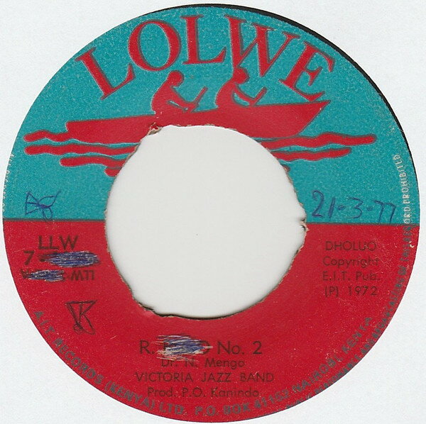 ・アーティスト Victoria Jazz Band ・タイトル R. Bolo No. 2 / Dhano Winyo ・レーベル・型番 LOLWE LLW71052 ・フォーマット 7インチレコード ・コンディション(盤) 可 (VG) ・コンディション(ジャケット) ・コンディション(帯) オビなし ・特記事項 【盤に薄い跡】【レーベルに書き込み】 サンプル画像です。実際の商品の画像ではありません 商品写真はバーコード/カタログ番号に対応したサンプル画像ですので、お送りする商品の画像ではありません。帯やライナーなどの付属品は、特記事項に記載されている場合のみ含まれます。プロモやカラーレコードなどの仕様についても、該当する場合のみ特記事項に記載しています。 【ご購入前に必ずご確認ください】 ・本店サイト(www.recordcity.jp)とは価格、送料が違います ・本店サイト、その他支店のオーダーとは同梱発送できません ・注文確定後に別の注文を頂いた場合、注文同士の同梱は致しかねます。 ・別倉庫から発送しているため、店頭受け渡しは対応しておりません ・一部商品は他の通販サイトでも販売しているため、ご注文のタイミングによっては商品のご用意ができない場合がございます。 ・土日祝日はお休みです 金曜・祝前日9時以降のご連絡またはご入金は、返答または発送が週明け・祝日明けに順次対応となります。 ・ご購入後のキャンセル不可 ご購入後のキャンセルはいかなる理由においてもお受けできません。ご了承の上、ご購入くださいませ。 ・日本郵便(ゆうパック/ゆうメール)によるお届けになります。 ・中古品であることをご理解ください 当ストアでは中古商品を主に販売しております。中古品であることをご理解の上ご購入ください。また、一部商品はRecordCityオンラインストアで試聴可能です。 ・返品について お客様のご都合による返品は一切承っておりません。 表記の内容と実際の商品に相違がある場合、また針飛び等で返品・返金をご希望される場合は、商品の到着後1週間以内にご連絡ください。商品の返送をこちらで確認後、キャンセル・返金を行います。 コンディションVG以下の商品は返品できません。プレイに影響のない表面のこすれ傷、プレス起因のノイズ盤は返品の対象外です。 【コンディション表記】 ・ほぼ新品(M-)(Like New) 完全な新品。未使用。当店ではほぼ使用しません ・非常に良い(EX)(Excellent) 中古盤として美品な状態。わずかな経年を感じるものの傷みを感じさせない、当店基準で最高の状態 ・良い(VG+)(Very Good Plus) 丁寧に扱われた中古品で、軽い使用感がみられる。 ・可(VG)(Acceptable) 使い込まれた中古品で、「良い」よりもさらに使用感がみられる。 ・悪い(VG-)(Bad) 状態が悪いアイテム。使用の保障はなく、再生不可、針飛び、目立つノイズがあるかもしれない。状態によるクレーム不可。返品不可。 ・非常に悪い(G)(Very Bad) 「悪い」よりさらに状態が悪いアイテム。使用の保障はなく、再生不可、針飛び、目立つノイズがあるかもしれない。状態によるクレーム不可。返品不可。 ・ジャンク(Fair)(Junk/Fair) 割れている、反っている、水ダメージがある、カビ、ジャケットが分離している、ひどい書き込み、ひどい擦れなど最低の状態。使用の保障はなく、再生不可、針飛び、目立つノイズがあるかもしれない。状態によるクレーム不可。返品不可。 ・ジャンク(Poor)(Junk/Poor) 割れている、反っている、水ダメージがある、カビ、ジャケットが分離している、ひどい書き込み、ひどい擦れなど最低の状態。使用の保障はなく、再生不可、針飛び、目立つノイズがあるかもしれない。状態によるクレーム不可。返品不可。