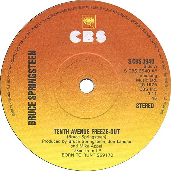 ・アーティスト Bruce Springsteen ・タイトル Tenth Avenue Freeze-Out ・レーベル・型番 CBS SCBS3940 ・フォーマット 7インチレコード ・コンディション(盤) 良い (VG+) ・コンディション(ジャケット) プレインカバー（元ジャケット／カバー無し） ・コンディション(帯) オビなし ・特記事項 【盤に薄い跡】【カンパニースリーブ】 サンプル画像です。実際の商品の画像ではありません 商品写真はバーコード/カタログ番号に対応したサンプル画像ですので、お送りする商品の画像ではありません。帯やライナーなどの付属品は、特記事項に記載されている場合のみ含まれます。プロモやカラーレコードなどの仕様についても、該当する場合のみ特記事項に記載しています。 【ご購入前に必ずご確認ください】 ・本店サイト(www.recordcity.jp)とは価格、送料が違います ・本店サイト、その他支店のオーダーとは同梱発送できません ・注文確定後に別の注文を頂いた場合、注文同士の同梱は致しかねます。 ・別倉庫から発送しているため、店頭受け渡しは対応しておりません ・一部商品は他の通販サイトでも販売しているため、ご注文のタイミングによっては商品のご用意ができない場合がございます。 ・土日祝日はお休みです 金曜・祝前日9時以降のご連絡またはご入金は、返答または発送が週明け・祝日明けに順次対応となります。 ・ご購入後のキャンセル不可 ご購入後のキャンセルはいかなる理由においてもお受けできません。ご了承の上、ご購入くださいませ。 ・日本郵便(ゆうパック/ゆうメール)によるお届けになります。 ・中古品であることをご理解ください 当ストアでは中古商品を主に販売しております。中古品であることをご理解の上ご購入ください。また、一部商品はRecordCityオンラインストアで試聴可能です。 ・返品について お客様のご都合による返品は一切承っておりません。 表記の内容と実際の商品に相違がある場合、また針飛び等で返品・返金をご希望される場合は、商品の到着後1週間以内にご連絡ください。商品の返送をこちらで確認後、キャンセル・返金を行います。 コンディションVG以下の商品は返品できません。プレイに影響のない表面のこすれ傷、プレス起因のノイズ盤は返品の対象外です。 【コンディション表記】 ・ほぼ新品(M-)(Like New) 完全な新品。未使用。当店ではほぼ使用しません ・非常に良い(EX)(Excellent) 中古盤として美品な状態。わずかな経年を感じるものの傷みを感じさせない、当店基準で最高の状態 ・良い(VG+)(Very Good Plus) 丁寧に扱われた中古品で、軽い使用感がみられる。 ・可(VG)(Acceptable) 使い込まれた中古品で、「良い」よりもさらに使用感がみられる。 ・悪い(VG-)(Bad) 状態が悪いアイテム。使用の保障はなく、再生不可、針飛び、目立つノイズがあるかもしれない。状態によるクレーム不可。返品不可。 ・非常に悪い(G)(Very Bad) 「悪い」よりさらに状態が悪いアイテム。使用の保障はなく、再生不可、針飛び、目立つノイズがあるかもしれない。状態によるクレーム不可。返品不可。 ・ジャンク(Fair)(Junk/Fair) 割れている、反っている、水ダメージがある、カビ、ジャケットが分離している、ひどい書き込み、ひどい擦れなど最低の状態。使用の保障はなく、再生不可、針飛び、目立つノイズがあるかもしれない。状態によるクレーム不可。返品不可。 ・ジャンク(Poor)(Junk/Poor) 割れている、反っている、水ダメージがある、カビ、ジャケットが分離している、ひどい書き込み、ひどい擦れなど最低の状態。使用の保障はなく、再生不可、針飛び、目立つノイズがあるかもしれない。状態によるクレーム不可。返品不可。