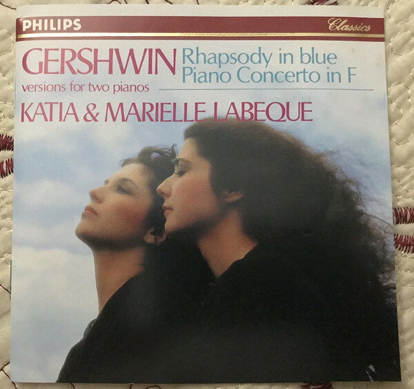 ・アーティスト George Gershwin ・タイトル Gershwin Rhapsody In Blue. Piano Concerto In F ・レーベル・型番 Philips Classics PHCP1225 ・フォーマット CD ・コンディション(盤) 良い (VG+) ・コンディション(ジャケット) ・コンディション(帯) オビあり ・特記事項 【帯付き】 【オビ折れ】 サンプル画像です。実際の商品の画像ではありません 商品写真はバーコード/カタログ番号に対応したサンプル画像ですので、お送りする商品の画像ではありません。帯やライナーなどの付属品は、特記事項に記載されている場合のみ含まれます。プロモやカラーレコードなどの仕様についても、該当する場合のみ特記事項に記載しています。 【ご購入前に必ずご確認ください】 ・本店サイト(www.recordcity.jp)とは価格、送料が違います ・本店サイト、その他支店のオーダーとは同梱発送できません ・注文確定後に別の注文を頂いた場合、注文同士の同梱は致しかねます。 ・別倉庫から発送しているため、店頭受け渡しは対応しておりません ・一部商品は他の通販サイトでも販売しているため、ご注文のタイミングによっては商品のご用意ができない場合がございます。 ・土日祝日はお休みです 金曜・祝前日9時以降のご連絡またはご入金は、返答または発送が週明け・祝日明けに順次対応となります。 ・ご購入後のキャンセル不可 ご購入後のキャンセルはいかなる理由においてもお受けできません。ご了承の上、ご購入くださいませ。 ・日本郵便(ゆうパック/ゆうメール)によるお届けになります。 ・中古品であることをご理解ください 当ストアでは中古商品を主に販売しております。中古品であることをご理解の上ご購入ください。また、一部商品はRecordCityオンラインストアで試聴可能です。 ・返品について お客様のご都合による返品は一切承っておりません。 表記の内容と実際の商品に相違がある場合、また針飛び等で返品・返金をご希望される場合は、商品の到着後1週間以内にご連絡ください。商品の返送をこちらで確認後、キャンセル・返金を行います。 コンディションVG以下の商品は返品できません。プレイに影響のない表面のこすれ傷、プレス起因のノイズ盤は返品の対象外です。 【コンディション表記】 ・ほぼ新品(M-)(Like New) 完全な新品。未使用。当店ではほぼ使用しません ・非常に良い(EX)(Excellent) 中古盤として美品な状態。わずかな経年を感じるものの傷みを感じさせない、当店基準で最高の状態 ・良い(VG+)(Very Good Plus) 丁寧に扱われた中古品で、軽い使用感がみられる。 ・可(VG)(Acceptable) 使い込まれた中古品で、「良い」よりもさらに使用感がみられる。 ・悪い(VG-)(Bad) 状態が悪いアイテム。使用の保障はなく、再生不可、針飛び、目立つノイズがあるかもしれない。状態によるクレーム不可。返品不可。 ・非常に悪い(G)(Very Bad) 「悪い」よりさらに状態が悪いアイテム。使用の保障はなく、再生不可、針飛び、目立つノイズがあるかもしれない。状態によるクレーム不可。返品不可。 ・ジャンク(Fair)(Junk/Fair) 割れている、反っている、水ダメージがある、カビ、ジャケットが分離している、ひどい書き込み、ひどい擦れなど最低の状態。使用の保障はなく、再生不可、針飛び、目立つノイズがあるかもしれない。状態によるクレーム不可。返品不可。 ・ジャンク(Poor)(Junk/Poor) 割れている、反っている、水ダメージがある、カビ、ジャケットが分離している、ひどい書き込み、ひどい擦れなど最低の状態。使用の保障はなく、再生不可、針飛び、目立つノイズがあるかもしれない。状態によるクレーム不可。返品不可。