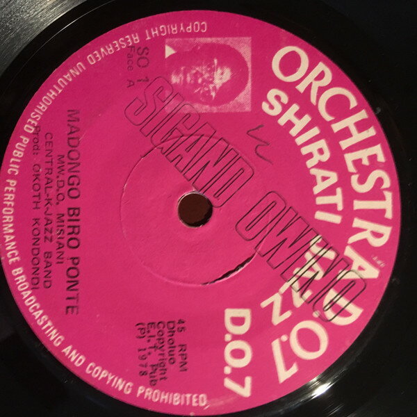 ・アーティスト Central-k-jazz Band ・タイトル Madongo Biro Ponte / Mzee Jomo Kenyatta ・レーベル・型番 ORCHESTRA D.O.7 SHIRATI JAZZ SO1 ・フォーマット 7インチレコード ・コンディション(盤) 良い (VG+) ・コンディション(ジャケット) ・コンディション(帯) オビなし ・特記事項 サンプル画像です。実際の商品の画像ではありません 商品写真はバーコード/カタログ番号に対応したサンプル画像ですので、お送りする商品の画像ではありません。帯やライナーなどの付属品は、特記事項に記載されている場合のみ含まれます。プロモやカラーレコードなどの仕様についても、該当する場合のみ特記事項に記載しています。 【ご購入前に必ずご確認ください】 ・本店サイト(www.recordcity.jp)とは価格、送料が違います ・本店サイト、その他支店のオーダーとは同梱発送できません ・注文確定後に別の注文を頂いた場合、注文同士の同梱は致しかねます。 ・別倉庫から発送しているため、店頭受け渡しは対応しておりません ・一部商品は他の通販サイトでも販売しているため、ご注文のタイミングによっては商品のご用意ができない場合がございます。 ・土日祝日はお休みです 金曜・祝前日9時以降のご連絡またはご入金は、返答または発送が週明け・祝日明けに順次対応となります。 ・ご購入後のキャンセル不可 ご購入後のキャンセルはいかなる理由においてもお受けできません。ご了承の上、ご購入くださいませ。 ・日本郵便(ゆうパック/ゆうメール)によるお届けになります。 ・中古品であることをご理解ください 当ストアでは中古商品を主に販売しております。中古品であることをご理解の上ご購入ください。また、一部商品はRecordCityオンラインストアで試聴可能です。 ・返品について お客様のご都合による返品は一切承っておりません。 表記の内容と実際の商品に相違がある場合、また針飛び等で返品・返金をご希望される場合は、商品の到着後1週間以内にご連絡ください。商品の返送をこちらで確認後、キャンセル・返金を行います。 コンディションVG以下の商品は返品できません。プレイに影響のない表面のこすれ傷、プレス起因のノイズ盤は返品の対象外です。 【コンディション表記】 ・ほぼ新品(M-)(Like New) 完全な新品。未使用。当店ではほぼ使用しません ・非常に良い(EX)(Excellent) 中古盤として美品な状態。わずかな経年を感じるものの傷みを感じさせない、当店基準で最高の状態 ・良い(VG+)(Very Good Plus) 丁寧に扱われた中古品で、軽い使用感がみられる。 ・可(VG)(Acceptable) 使い込まれた中古品で、「良い」よりもさらに使用感がみられる。 ・悪い(VG-)(Bad) 状態が悪いアイテム。使用の保障はなく、再生不可、針飛び、目立つノイズがあるかもしれない。状態によるクレーム不可。返品不可。 ・非常に悪い(G)(Very Bad) 「悪い」よりさらに状態が悪いアイテム。使用の保障はなく、再生不可、針飛び、目立つノイズがあるかもしれない。状態によるクレーム不可。返品不可。 ・ジャンク(Fair)(Junk/Fair) 割れている、反っている、水ダメージがある、カビ、ジャケットが分離している、ひどい書き込み、ひどい擦れなど最低の状態。使用の保障はなく、再生不可、針飛び、目立つノイズがあるかもしれない。状態によるクレーム不可。返品不可。 ・ジャンク(Poor)(Junk/Poor) 割れている、反っている、水ダメージがある、カビ、ジャケットが分離している、ひどい書き込み、ひどい擦れなど最低の状態。使用の保障はなく、再生不可、針飛び、目立つノイズがあるかもしれない。状態によるクレーム不可。返品不可。
