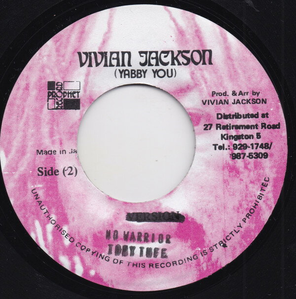 ・アーティスト Tony Tuff ・タイトル No Warrior ・レーベル・型番 Vivian Jackson NONE ・フォーマット 7インチレコード ・コンディション(盤) 良い (VG+) ・コンディション(ジャケット) ・コンディション(帯) オビなし ・特記事項 サンプル画像です。実際の商品の画像ではありません 商品写真はバーコード/カタログ番号に対応したサンプル画像ですので、お送りする商品の画像ではありません。帯やライナーなどの付属品は、特記事項に記載されている場合のみ含まれます。プロモやカラーレコードなどの仕様についても、該当する場合のみ特記事項に記載しています。 【ご購入前に必ずご確認ください】 ・本店サイト(www.recordcity.jp)とは価格、送料が違います ・本店サイト、その他支店のオーダーとは同梱発送できません ・注文確定後に別の注文を頂いた場合、注文同士の同梱は致しかねます。 ・別倉庫から発送しているため、店頭受け渡しは対応しておりません ・一部商品は他の通販サイトでも販売しているため、ご注文のタイミングによっては商品のご用意ができない場合がございます。 ・土日祝日はお休みです 金曜・祝前日9時以降のご連絡またはご入金は、返答または発送が週明け・祝日明けに順次対応となります。 ・ご購入後のキャンセル不可 ご購入後のキャンセルはいかなる理由においてもお受けできません。ご了承の上、ご購入くださいませ。 ・日本郵便(ゆうパック/ゆうメール)によるお届けになります。 ・中古品であることをご理解ください 当ストアでは中古商品を主に販売しております。中古品であることをご理解の上ご購入ください。また、一部商品はRecordCityオンラインストアで試聴可能です。 ・返品について お客様のご都合による返品は一切承っておりません。 表記の内容と実際の商品に相違がある場合、また針飛び等で返品・返金をご希望される場合は、商品の到着後1週間以内にご連絡ください。商品の返送をこちらで確認後、キャンセル・返金を行います。 コンディションVG以下の商品は返品できません。プレイに影響のない表面のこすれ傷、プレス起因のノイズ盤は返品の対象外です。 【コンディション表記】 ・ほぼ新品(M-)(Like New) 完全な新品。未使用。当店ではほぼ使用しません ・非常に良い(EX)(Excellent) 中古盤として美品な状態。わずかな経年を感じるものの傷みを感じさせない、当店基準で最高の状態 ・良い(VG+)(Very Good Plus) 丁寧に扱われた中古品で、軽い使用感がみられる。 ・可(VG)(Acceptable) 使い込まれた中古品で、「良い」よりもさらに使用感がみられる。 ・悪い(VG-)(Bad) 状態が悪いアイテム。使用の保障はなく、再生不可、針飛び、目立つノイズがあるかもしれない。状態によるクレーム不可。返品不可。 ・非常に悪い(G)(Very Bad) 「悪い」よりさらに状態が悪いアイテム。使用の保障はなく、再生不可、針飛び、目立つノイズがあるかもしれない。状態によるクレーム不可。返品不可。 ・ジャンク(Fair)(Junk/Fair) 割れている、反っている、水ダメージがある、カビ、ジャケットが分離している、ひどい書き込み、ひどい擦れなど最低の状態。使用の保障はなく、再生不可、針飛び、目立つノイズがあるかもしれない。状態によるクレーム不可。返品不可。 ・ジャンク(Poor)(Junk/Poor) 割れている、反っている、水ダメージがある、カビ、ジャケットが分離している、ひどい書き込み、ひどい擦れなど最低の状態。使用の保障はなく、再生不可、針飛び、目立つノイズがあるかもしれない。状態によるクレーム不可。返品不可。