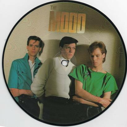 ・アーティスト Mood ・タイトル Passion In Dark Rooms ・レーベル・型番 RCA RCA276 ・フォーマット 7インチレコード ・コンディション(盤) 良い (VG+) ・コンディション(ジャケット) プレインカバー（元ジャケット／カバー無し） ・コンディション(帯) オビなし ・特記事項 【ピクチャーディスク】【132】 サンプル画像です。実際の商品の画像ではありません 商品写真はバーコード/カタログ番号に対応したサンプル画像ですので、お送りする商品の画像ではありません。帯やライナーなどの付属品は、特記事項に記載されている場合のみ含まれます。プロモやカラーレコードなどの仕様についても、該当する場合のみ特記事項に記載しています。 【ご購入前に必ずご確認ください】 ・本店サイト(www.recordcity.jp)とは価格、送料が違います ・本店サイト、その他支店のオーダーとは同梱発送できません ・注文確定後に別の注文を頂いた場合、注文同士の同梱は致しかねます。 ・別倉庫から発送しているため、店頭受け渡しは対応しておりません ・一部商品は他の通販サイトでも販売しているため、ご注文のタイミングによっては商品のご用意ができない場合がございます。 ・土日祝日はお休みです 金曜・祝前日9時以降のご連絡またはご入金は、返答または発送が週明け・祝日明けに順次対応となります。 ・ご購入後のキャンセル不可 ご購入後のキャンセルはいかなる理由においてもお受けできません。ご了承の上、ご購入くださいませ。 ・日本郵便(ゆうパック/ゆうメール)によるお届けになります。 ・中古品であることをご理解ください 当ストアでは中古商品を主に販売しております。中古品であることをご理解の上ご購入ください。また、一部商品はRecordCityオンラインストアで試聴可能です。 ・返品について お客様のご都合による返品は一切承っておりません。 表記の内容と実際の商品に相違がある場合、また針飛び等で返品・返金をご希望される場合は、商品の到着後1週間以内にご連絡ください。商品の返送をこちらで確認後、キャンセル・返金を行います。 コンディションVG以下の商品は返品できません。プレイに影響のない表面のこすれ傷、プレス起因のノイズ盤は返品の対象外です。 【コンディション表記】 ・ほぼ新品(M-)(Like New) 完全な新品。未使用。当店ではほぼ使用しません ・非常に良い(EX)(Excellent) 中古盤として美品な状態。わずかな経年を感じるものの傷みを感じさせない、当店基準で最高の状態 ・良い(VG+)(Very Good Plus) 丁寧に扱われた中古品で、軽い使用感がみられる。 ・可(VG)(Acceptable) 使い込まれた中古品で、「良い」よりもさらに使用感がみられる。 ・悪い(VG-)(Bad) 状態が悪いアイテム。使用の保障はなく、再生不可、針飛び、目立つノイズがあるかもしれない。状態によるクレーム不可。返品不可。 ・非常に悪い(G)(Very Bad) 「悪い」よりさらに状態が悪いアイテム。使用の保障はなく、再生不可、針飛び、目立つノイズがあるかもしれない。状態によるクレーム不可。返品不可。 ・ジャンク(Fair)(Junk/Fair) 割れている、反っている、水ダメージがある、カビ、ジャケットが分離している、ひどい書き込み、ひどい擦れなど最低の状態。使用の保障はなく、再生不可、針飛び、目立つノイズがあるかもしれない。状態によるクレーム不可。返品不可。 ・ジャンク(Poor)(Junk/Poor) 割れている、反っている、水ダメージがある、カビ、ジャケットが分離している、ひどい書き込み、ひどい擦れなど最低の状態。使用の保障はなく、再生不可、針飛び、目立つノイズがあるかもしれない。状態によるクレーム不可。返品不可。