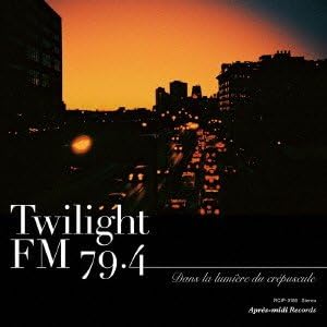 ・アーティスト V.A ・タイトル Twilight FM 79.4 ? Dans la lumi?re du cr?pscule ・レーベル・型番 ・フォーマット CD ・コンディション(盤) 良い (VG+) ・コンディション(ジャケット) ・コンディション(帯) オビあり ・特記事項 【帯付き】 【盤に小さいキズ】【ケース擦れ】 サンプル画像です。実際の商品の画像ではありません 商品写真はバーコード/カタログ番号に対応したサンプル画像ですので、お送りする商品の画像ではありません。帯やライナーなどの付属品は、特記事項に記載されている場合のみ含まれます。プロモやカラーレコードなどの仕様についても、該当する場合のみ特記事項に記載しています。 【ご購入前に必ずご確認ください】 ・本店サイト(www.recordcity.jp)とは価格、送料が違います ・本店サイト、その他支店のオーダーとは同梱発送できません ・別倉庫から発送しているため、店頭受け渡しは対応しておりません ・一部商品は他の通販サイトでも販売しているため、ご注文のタイミングによっては商品のご用意ができない場合がございます。 ・土日祝日はお休みです 金曜・祝前日9時以降のご連絡またはご入金は、返答または発送が週明け・祝日明けに順次対応となります。 ・ご購入後のキャンセル不可 ご購入後のキャンセルはいかなる理由においてもお受けできません。ご了承の上、ご購入くださいませ。 ・日本郵便(ゆうパック/ゆうメール)によるお届けになります。 ・中古品であることをご理解ください 当ストアでは中古商品を主に販売しております。中古品であることをご理解の上ご購入ください。また、一部商品はRecordCityオンラインストアで試聴可能です。 ・返品について お客様のご都合による返品は一切承っておりません。 表記の内容と実際の商品に相違がある場合、また針飛び等で返品・返金をご希望される場合は、商品の到着後1週間以内にご連絡ください。商品の返送をこちらで確認後、キャンセル・返金を行います。 コンディションVG以下の商品は返品できません。プレイに影響のない表面のこすれ傷、プレス起因のノイズ盤は返品の対象外です。 【コンディション表記】 ・ほぼ新品(M-)(Like New) 完全な新品。未使用。当店ではほぼ使用しません ・非常に良い(EX)(Excellent) 中古盤として美品な状態。わずかな経年を感じるものの傷みを感じさせない、当店基準で最高の状態 ・良い(VG+)(Very Good Plus) 丁寧に扱われた中古品で、軽い使用感がみられる。 ・可(VG)(Acceptable) 使い込まれた中古品で、「良い」よりもさらに使用感がみられる。 ・悪い(VG-)(Bad) 状態が悪いアイテム。使用の保障はなく、再生不可、針飛び、目立つノイズがあるかもしれない。状態によるクレーム不可。返品不可。 ・非常に悪い(G)(Very Bad) 「悪い」よりさらに状態が悪いアイテム。使用の保障はなく、再生不可、針飛び、目立つノイズがあるかもしれない。状態によるクレーム不可。返品不可。 ・ジャンク(Fair)(Junk/Fair) 割れている、反っている、水ダメージがある、カビ、ジャケットが分離している、ひどい書き込み、ひどい擦れなど最低の状態。使用の保障はなく、再生不可、針飛び、目立つノイズがあるかもしれない。状態によるクレーム不可。返品不可。 ・ジャンク(Poor)(Junk/Poor) 割れている、反っている、水ダメージがある、カビ、ジャケットが分離している、ひどい書き込み、ひどい擦れなど最低の状態。使用の保障はなく、再生不可、針飛び、目立つノイズがあるかもしれない。状態によるクレーム不可。返品不可。