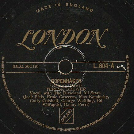 ・アーティスト Teresa Brewer, The Dixieland All Stars ・タイトル Copenhagen / Music Music Music ・レーベル・型番 LONDON L604 ・フォーマット 78回転SP盤レコード ・コンディション(盤) 良い (VG+) ・コンディション(ジャケット) 良い (VG+) ・コンディション(帯) オビなし ・特記事項 【※再生コンディションによる返品不可】 サンプル画像です。実際の商品の画像ではありません 商品写真はバーコード/カタログ番号に対応したサンプル画像ですので、お送りする商品の画像ではありません。帯やライナーなどの付属品は、特記事項に記載されている場合のみ含まれます。プロモやカラーレコードなどの仕様についても、該当する場合のみ特記事項に記載しています。 【ご購入前に必ずご確認ください】 ・本店サイト(www.recordcity.jp)とは価格、送料が違います ・本店サイト、その他支店のオーダーとは同梱発送できません ・注文確定後に別の注文を頂いた場合、注文同士の同梱は致しかねます。 ・別倉庫から発送しているため、店頭受け渡しは対応しておりません ・一部商品は他の通販サイトでも販売しているため、ご注文のタイミングによっては商品のご用意ができない場合がございます。 ・土日祝日はお休みです 金曜・祝前日9時以降のご連絡またはご入金は、返答または発送が週明け・祝日明けに順次対応となります。 ・ご購入後のキャンセル不可 ご購入後のキャンセルはいかなる理由においてもお受けできません。ご了承の上、ご購入くださいませ。 ・日本郵便(ゆうパック/ゆうメール)によるお届けになります。 ・中古品であることをご理解ください 当ストアでは中古商品を主に販売しております。中古品であることをご理解の上ご購入ください。また、一部商品はRecordCityオンラインストアで試聴可能です。 ・返品について お客様のご都合による返品は一切承っておりません。 表記の内容と実際の商品に相違がある場合、また針飛び等で返品・返金をご希望される場合は、商品の到着後1週間以内にご連絡ください。商品の返送をこちらで確認後、キャンセル・返金を行います。 コンディションVG以下の商品は返品できません。プレイに影響のない表面のこすれ傷、プレス起因のノイズ盤は返品の対象外です。 【コンディション表記】 ・ほぼ新品(M-)(Like New) 完全な新品。未使用。当店ではほぼ使用しません ・非常に良い(EX)(Excellent) 中古盤として美品な状態。わずかな経年を感じるものの傷みを感じさせない、当店基準で最高の状態 ・良い(VG+)(Very Good Plus) 丁寧に扱われた中古品で、軽い使用感がみられる。 ・可(VG)(Acceptable) 使い込まれた中古品で、「良い」よりもさらに使用感がみられる。 ・悪い(VG-)(Bad) 状態が悪いアイテム。使用の保障はなく、再生不可、針飛び、目立つノイズがあるかもしれない。状態によるクレーム不可。返品不可。 ・非常に悪い(G)(Very Bad) 「悪い」よりさらに状態が悪いアイテム。使用の保障はなく、再生不可、針飛び、目立つノイズがあるかもしれない。状態によるクレーム不可。返品不可。 ・ジャンク(Fair)(Junk/Fair) 割れている、反っている、水ダメージがある、カビ、ジャケットが分離している、ひどい書き込み、ひどい擦れなど最低の状態。使用の保障はなく、再生不可、針飛び、目立つノイズがあるかもしれない。状態によるクレーム不可。返品不可。 ・ジャンク(Poor)(Junk/Poor) 割れている、反っている、水ダメージがある、カビ、ジャケットが分離している、ひどい書き込み、ひどい擦れなど最低の状態。使用の保障はなく、再生不可、針飛び、目立つノイズがあるかもしれない。状態によるクレーム不可。返品不可。