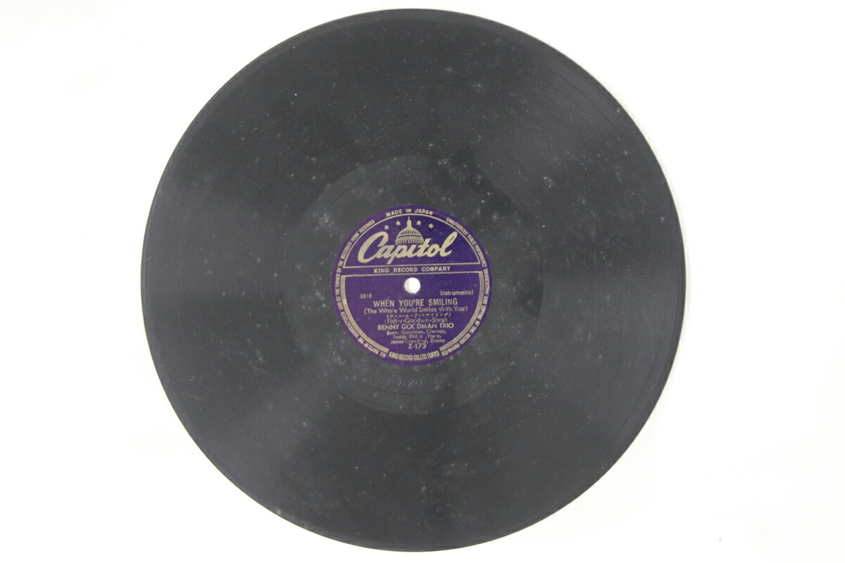 ・アーティスト Benny Goodman ・タイトル When You're Smiling / Bye Bye Pretty Baby ・レーベル・型番 CAPITOL Z173 ・フォーマット 78回転SP盤レコード ・コンディション(盤) 良い (VG+) ・コンディション(ジャケット) カバーなし ・コンディション(帯) オビなし ・特記事項 【ライナー付き】 【※再生コンディションによる返品不可】【盤カビ】 実際に発送される商品の画像です 【ご購入前に必ずご確認ください】 ・本店サイト(www.recordcity.jp)とは価格、送料が違います ・本店サイト、その他支店のオーダーとは同梱発送できません ・注文確定後に別の注文を頂いた場合、注文同士の同梱は致しかねます。 ・別倉庫から発送しているため、店頭受け渡しは対応しておりません ・一部商品は他の通販サイトでも販売しているため、ご注文のタイミングによっては商品のご用意ができない場合がございます。 ・土日祝日はお休みです 金曜・祝前日9時以降のご連絡またはご入金は、返答または発送が週明け・祝日明けに順次対応となります。 ・ご購入後のキャンセル不可 ご購入後のキャンセルはいかなる理由においてもお受けできません。ご了承の上、ご購入くださいませ。 ・日本郵便(ゆうパック/ゆうメール)によるお届けになります。 ・中古品であることをご理解ください 当ストアでは中古商品を主に販売しております。中古品であることをご理解の上ご購入ください。また、一部商品はRecordCityオンラインストアで試聴可能です。 ・返品について お客様のご都合による返品は一切承っておりません。 表記の内容と実際の商品に相違がある場合、また針飛び等で返品・返金をご希望される場合は、商品の到着後1週間以内にご連絡ください。商品の返送をこちらで確認後、キャンセル・返金を行います。 コンディションVG以下の商品は返品できません。プレイに影響のない表面のこすれ傷、プレス起因のノイズ盤は返品の対象外です。 【コンディション表記】 ・ほぼ新品(M-)(Like New) 完全な新品。未使用。当店ではほぼ使用しません ・非常に良い(EX)(Excellent) 中古盤として美品な状態。わずかな経年を感じるものの傷みを感じさせない、当店基準で最高の状態 ・良い(VG+)(Very Good Plus) 丁寧に扱われた中古品で、軽い使用感がみられる。 ・可(VG)(Acceptable) 使い込まれた中古品で、「良い」よりもさらに使用感がみられる。 ・悪い(VG-)(Bad) 状態が悪いアイテム。使用の保障はなく、再生不可、針飛び、目立つノイズがあるかもしれない。状態によるクレーム不可。返品不可。 ・非常に悪い(G)(Very Bad) 「悪い」よりさらに状態が悪いアイテム。使用の保障はなく、再生不可、針飛び、目立つノイズがあるかもしれない。状態によるクレーム不可。返品不可。 ・ジャンク(Fair)(Junk/Fair) 割れている、反っている、水ダメージがある、カビ、ジャケットが分離している、ひどい書き込み、ひどい擦れなど最低の状態。使用の保障はなく、再生不可、針飛び、目立つノイズがあるかもしれない。状態によるクレーム不可。返品不可。 ・ジャンク(Poor)(Junk/Poor) 割れている、反っている、水ダメージがある、カビ、ジャケットが分離している、ひどい書き込み、ひどい擦れなど最低の状態。使用の保障はなく、再生不可、針飛び、目立つノイズがあるかもしれない。状態によるクレーム不可。返品不可。