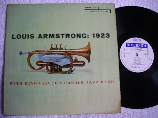 ・アーティスト Louis Armstrong ,With King Oliver's Creole Jazz Band ・タイトル Louis Armstrong: 1923 ・レーベル・型番 Riverside Records RLP12122 ・フォーマット LPレコード ・コンディション(盤) 良い (VG+) ・コンディション(ジャケット) 良い (VG+) ・コンディション(帯) オビなし ・特記事項 【レーベルにシール付着】【カバー軽い変色】 サンプル画像です。実際の商品の画像ではありません 商品写真はバーコード/カタログ番号に対応したサンプル画像ですので、お送りする商品の画像ではありません。帯やライナーなどの付属品は、特記事項に記載されている場合のみ含まれます。プロモやカラーレコードなどの仕様についても、該当する場合のみ特記事項に記載しています。 【ご購入前に必ずご確認ください】 ・本店サイト(www.recordcity.jp)とは価格、送料が違います ・本店サイト、その他支店のオーダーとは同梱発送できません ・注文確定後に別の注文を頂いた場合、注文同士の同梱は致しかねます。 ・別倉庫から発送しているため、店頭受け渡しは対応しておりません ・一部商品は他の通販サイトでも販売しているため、ご注文のタイミングによっては商品のご用意ができない場合がございます。 ・土日祝日はお休みです 金曜・祝前日9時以降のご連絡またはご入金は、返答または発送が週明け・祝日明けに順次対応となります。 ・ご購入後のキャンセル不可 ご購入後のキャンセルはいかなる理由においてもお受けできません。ご了承の上、ご購入くださいませ。 ・日本郵便(ゆうパック/ゆうメール)によるお届けになります。 ・中古品であることをご理解ください 当ストアでは中古商品を主に販売しております。中古品であることをご理解の上ご購入ください。また、一部商品はRecordCityオンラインストアで試聴可能です。 ・返品について お客様のご都合による返品は一切承っておりません。 表記の内容と実際の商品に相違がある場合、また針飛び等で返品・返金をご希望される場合は、商品の到着後1週間以内にご連絡ください。商品の返送をこちらで確認後、キャンセル・返金を行います。 コンディションVG以下の商品は返品できません。プレイに影響のない表面のこすれ傷、プレス起因のノイズ盤は返品の対象外です。 【コンディション表記】 ・ほぼ新品(M-)(Like New) 完全な新品。未使用。当店ではほぼ使用しません ・非常に良い(EX)(Excellent) 中古盤として美品な状態。わずかな経年を感じるものの傷みを感じさせない、当店基準で最高の状態 ・良い(VG+)(Very Good Plus) 丁寧に扱われた中古品で、軽い使用感がみられる。 ・可(VG)(Acceptable) 使い込まれた中古品で、「良い」よりもさらに使用感がみられる。 ・悪い(VG-)(Bad) 状態が悪いアイテム。使用の保障はなく、再生不可、針飛び、目立つノイズがあるかもしれない。状態によるクレーム不可。返品不可。 ・非常に悪い(G)(Very Bad) 「悪い」よりさらに状態が悪いアイテム。使用の保障はなく、再生不可、針飛び、目立つノイズがあるかもしれない。状態によるクレーム不可。返品不可。 ・ジャンク(Fair)(Junk/Fair) 割れている、反っている、水ダメージがある、カビ、ジャケットが分離している、ひどい書き込み、ひどい擦れなど最低の状態。使用の保障はなく、再生不可、針飛び、目立つノイズがあるかもしれない。状態によるクレーム不可。返品不可。 ・ジャンク(Poor)(Junk/Poor) 割れている、反っている、水ダメージがある、カビ、ジャケットが分離している、ひどい書き込み、ひどい擦れなど最低の状態。使用の保障はなく、再生不可、針飛び、目立つノイズがあるかもしれない。状態によるクレーム不可。返品不可。