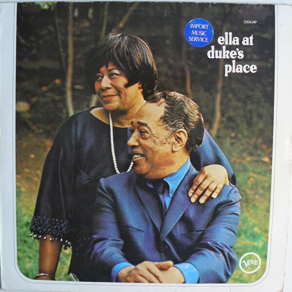 ・アーティスト Ella Fitzgerald ・タイトル Ella At Duke's Place ・レーベル・型番 Verve Records SVLP9119 ・フォーマット LPレコード ・コンディション(盤) 良い (VG+) ・コンディション(ジャケット) 良い (VG+) ・コンディション(帯) オビなし ・特記事項 【カバー折れ/しわ】【カバーにシール付着】 サンプル画像です。実際の商品の画像ではありません 商品写真はバーコード/カタログ番号に対応したサンプル画像ですので、お送りする商品の画像ではありません。帯やライナーなどの付属品は、特記事項に記載されている場合のみ含まれます。プロモやカラーレコードなどの仕様についても、該当する場合のみ特記事項に記載しています。 【ご購入前に必ずご確認ください】 ・本店サイト(www.recordcity.jp)とは価格、送料が違います ・本店サイト、その他支店のオーダーとは同梱発送できません ・注文確定後に別の注文を頂いた場合、注文同士の同梱は致しかねます。 ・別倉庫から発送しているため、店頭受け渡しは対応しておりません ・一部商品は他の通販サイトでも販売しているため、ご注文のタイミングによっては商品のご用意ができない場合がございます。 ・土日祝日はお休みです 金曜・祝前日9時以降のご連絡またはご入金は、返答または発送が週明け・祝日明けに順次対応となります。 ・ご購入後のキャンセル不可 ご購入後のキャンセルはいかなる理由においてもお受けできません。ご了承の上、ご購入くださいませ。 ・日本郵便(ゆうパック/ゆうメール)によるお届けになります。 ・中古品であることをご理解ください 当ストアでは中古商品を主に販売しております。中古品であることをご理解の上ご購入ください。また、一部商品はRecordCityオンラインストアで試聴可能です。 ・返品について お客様のご都合による返品は一切承っておりません。 表記の内容と実際の商品に相違がある場合、また針飛び等で返品・返金をご希望される場合は、商品の到着後1週間以内にご連絡ください。商品の返送をこちらで確認後、キャンセル・返金を行います。 コンディションVG以下の商品は返品できません。プレイに影響のない表面のこすれ傷、プレス起因のノイズ盤は返品の対象外です。 【コンディション表記】 ・ほぼ新品(M-)(Like New) 完全な新品。未使用。当店ではほぼ使用しません ・非常に良い(EX)(Excellent) 中古盤として美品な状態。わずかな経年を感じるものの傷みを感じさせない、当店基準で最高の状態 ・良い(VG+)(Very Good Plus) 丁寧に扱われた中古品で、軽い使用感がみられる。 ・可(VG)(Acceptable) 使い込まれた中古品で、「良い」よりもさらに使用感がみられる。 ・悪い(VG-)(Bad) 状態が悪いアイテム。使用の保障はなく、再生不可、針飛び、目立つノイズがあるかもしれない。状態によるクレーム不可。返品不可。 ・非常に悪い(G)(Very Bad) 「悪い」よりさらに状態が悪いアイテム。使用の保障はなく、再生不可、針飛び、目立つノイズがあるかもしれない。状態によるクレーム不可。返品不可。 ・ジャンク(Fair)(Junk/Fair) 割れている、反っている、水ダメージがある、カビ、ジャケットが分離している、ひどい書き込み、ひどい擦れなど最低の状態。使用の保障はなく、再生不可、針飛び、目立つノイズがあるかもしれない。状態によるクレーム不可。返品不可。 ・ジャンク(Poor)(Junk/Poor) 割れている、反っている、水ダメージがある、カビ、ジャケットが分離している、ひどい書き込み、ひどい擦れなど最低の状態。使用の保障はなく、再生不可、針飛び、目立つノイズがあるかもしれない。状態によるクレーム不可。返品不可。