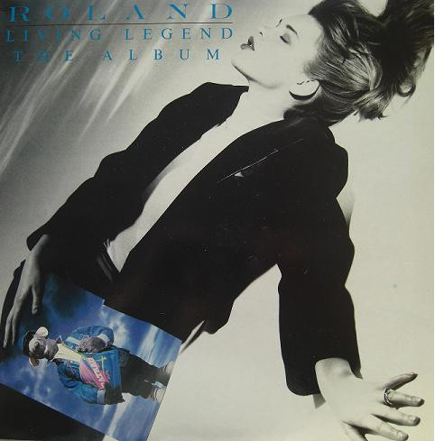 ・アーティスト Roland ・タイトル Living Legend The Album ・レーベル・型番 BBC Records And Tapes REB614 ・フォーマット LPレコード ・コンディション(盤) 良い (VG+) ・コンディション(ジャケット) 良い (VG+) ・コンディション(帯) オビなし ・特記事項 【カバーに軽い擦れ】 サンプル画像です。実際の商品の画像ではありません 商品写真はバーコード/カタログ番号に対応したサンプル画像ですので、お送りする商品の画像ではありません。帯やライナーなどの付属品は、特記事項に記載されている場合のみ含まれます。プロモやカラーレコードなどの仕様についても、該当する場合のみ特記事項に記載しています。 【ご購入前に必ずご確認ください】 ・本店サイト(www.recordcity.jp)とは価格、送料が違います ・本店サイト、その他支店のオーダーとは同梱発送できません ・注文確定後に別の注文を頂いた場合、注文同士の同梱は致しかねます。 ・別倉庫から発送しているため、店頭受け渡しは対応しておりません ・一部商品は他の通販サイトでも販売しているため、ご注文のタイミングによっては商品のご用意ができない場合がございます。 ・土日祝日はお休みです 金曜・祝前日9時以降のご連絡またはご入金は、返答または発送が週明け・祝日明けに順次対応となります。 ・ご購入後のキャンセル不可 ご購入後のキャンセルはいかなる理由においてもお受けできません。ご了承の上、ご購入くださいませ。 ・日本郵便(ゆうパック/ゆうメール)によるお届けになります。 ・中古品であることをご理解ください 当ストアでは中古商品を主に販売しております。中古品であることをご理解の上ご購入ください。また、一部商品はRecordCityオンラインストアで試聴可能です。 ・返品について お客様のご都合による返品は一切承っておりません。 表記の内容と実際の商品に相違がある場合、また針飛び等で返品・返金をご希望される場合は、商品の到着後1週間以内にご連絡ください。商品の返送をこちらで確認後、キャンセル・返金を行います。 コンディションVG以下の商品は返品できません。プレイに影響のない表面のこすれ傷、プレス起因のノイズ盤は返品の対象外です。 【コンディション表記】 ・ほぼ新品(M-)(Like New) 完全な新品。未使用。当店ではほぼ使用しません ・非常に良い(EX)(Excellent) 中古盤として美品な状態。わずかな経年を感じるものの傷みを感じさせない、当店基準で最高の状態 ・良い(VG+)(Very Good Plus) 丁寧に扱われた中古品で、軽い使用感がみられる。 ・可(VG)(Acceptable) 使い込まれた中古品で、「良い」よりもさらに使用感がみられる。 ・悪い(VG-)(Bad) 状態が悪いアイテム。使用の保障はなく、再生不可、針飛び、目立つノイズがあるかもしれない。状態によるクレーム不可。返品不可。 ・非常に悪い(G)(Very Bad) 「悪い」よりさらに状態が悪いアイテム。使用の保障はなく、再生不可、針飛び、目立つノイズがあるかもしれない。状態によるクレーム不可。返品不可。 ・ジャンク(Fair)(Junk/Fair) 割れている、反っている、水ダメージがある、カビ、ジャケットが分離している、ひどい書き込み、ひどい擦れなど最低の状態。使用の保障はなく、再生不可、針飛び、目立つノイズがあるかもしれない。状態によるクレーム不可。返品不可。 ・ジャンク(Poor)(Junk/Poor) 割れている、反っている、水ダメージがある、カビ、ジャケットが分離している、ひどい書き込み、ひどい擦れなど最低の状態。使用の保障はなく、再生不可、針飛び、目立つノイズがあるかもしれない。状態によるクレーム不可。返品不可。