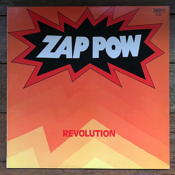・アーティスト Zap Pow ・タイトル Revolution ・レーベル・型番 Trojan Records PA6319 ・フォーマット LPレコード ・コンディション(盤) 良い (VG+) ・コンディション(ジャケット) 良い (VG+) ・コンディション(帯) オビなし ・特記事項 【ライナー付き】 【カバーにキズ/ダメージ】【カバーにシール付着】【カバー汚れ】【LP=EX- CVR=VG+】 サンプル画像です。実際の商品の画像ではありません 商品写真はバーコード/カタログ番号に対応したサンプル画像ですので、お送りする商品の画像ではありません。帯やライナーなどの付属品は、特記事項に記載されている場合のみ含まれます。プロモやカラーレコードなどの仕様についても、該当する場合のみ特記事項に記載しています。 【ご購入前に必ずご確認ください】 ・本店サイト(www.recordcity.jp)とは価格、送料が違います ・本店サイト、その他支店のオーダーとは同梱発送できません ・注文確定後に別の注文を頂いた場合、注文同士の同梱は致しかねます。 ・別倉庫から発送しているため、店頭受け渡しは対応しておりません ・一部商品は他の通販サイトでも販売しているため、ご注文のタイミングによっては商品のご用意ができない場合がございます。 ・土日祝日はお休みです 金曜・祝前日9時以降のご連絡またはご入金は、返答または発送が週明け・祝日明けに順次対応となります。 ・ご購入後のキャンセル不可 ご購入後のキャンセルはいかなる理由においてもお受けできません。ご了承の上、ご購入くださいませ。 ・日本郵便(ゆうパック/ゆうメール)によるお届けになります。 ・中古品であることをご理解ください 当ストアでは中古商品を主に販売しております。中古品であることをご理解の上ご購入ください。また、一部商品はRecordCityオンラインストアで試聴可能です。 ・返品について お客様のご都合による返品は一切承っておりません。 表記の内容と実際の商品に相違がある場合、また針飛び等で返品・返金をご希望される場合は、商品の到着後1週間以内にご連絡ください。商品の返送をこちらで確認後、キャンセル・返金を行います。 コンディションVG以下の商品は返品できません。プレイに影響のない表面のこすれ傷、プレス起因のノイズ盤は返品の対象外です。 【コンディション表記】 ・ほぼ新品(M-)(Like New) 完全な新品。未使用。当店ではほぼ使用しません ・非常に良い(EX)(Excellent) 中古盤として美品な状態。わずかな経年を感じるものの傷みを感じさせない、当店基準で最高の状態 ・良い(VG+)(Very Good Plus) 丁寧に扱われた中古品で、軽い使用感がみられる。 ・可(VG)(Acceptable) 使い込まれた中古品で、「良い」よりもさらに使用感がみられる。 ・悪い(VG-)(Bad) 状態が悪いアイテム。使用の保障はなく、再生不可、針飛び、目立つノイズがあるかもしれない。状態によるクレーム不可。返品不可。 ・非常に悪い(G)(Very Bad) 「悪い」よりさらに状態が悪いアイテム。使用の保障はなく、再生不可、針飛び、目立つノイズがあるかもしれない。状態によるクレーム不可。返品不可。 ・ジャンク(Fair)(Junk/Fair) 割れている、反っている、水ダメージがある、カビ、ジャケットが分離している、ひどい書き込み、ひどい擦れなど最低の状態。使用の保障はなく、再生不可、針飛び、目立つノイズがあるかもしれない。状態によるクレーム不可。返品不可。 ・ジャンク(Poor)(Junk/Poor) 割れている、反っている、水ダメージがある、カビ、ジャケットが分離している、ひどい書き込み、ひどい擦れなど最低の状態。使用の保障はなく、再生不可、針飛び、目立つノイズがあるかもしれない。状態によるクレーム不可。返品不可。
