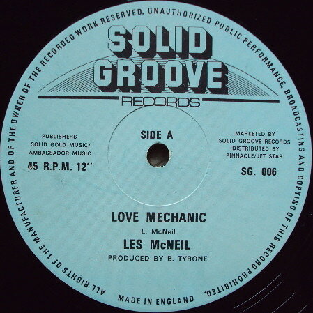 ・アーティスト Les McNeil / Tiny Ranking ・タイトル Love Mechanic / Come Mek Me Fix It ・レーベル・型番 Solid Groove Records SG006 ・フォーマット 12インチレコード ・コンディション(盤) 可 (VG) ・コンディション(ジャケット) ・コンディション(帯) オビなし ・特記事項 【盤に目立った跡】 サンプル画像です。実際の商品の画像ではありません 商品写真はバーコード/カタログ番号に対応したサンプル画像ですので、お送りする商品の画像ではありません。帯やライナーなどの付属品は、特記事項に記載されている場合のみ含まれます。プロモやカラーレコードなどの仕様についても、該当する場合のみ特記事項に記載しています。 【ご購入前に必ずご確認ください】 ・本店サイト(www.recordcity.jp)とは価格、送料が違います ・本店サイト、その他支店のオーダーとは同梱発送できません ・注文確定後に別の注文を頂いた場合、注文同士の同梱は致しかねます。 ・別倉庫から発送しているため、店頭受け渡しは対応しておりません ・一部商品は他の通販サイトでも販売しているため、ご注文のタイミングによっては商品のご用意ができない場合がございます。 ・土日祝日はお休みです 金曜・祝前日9時以降のご連絡またはご入金は、返答または発送が週明け・祝日明けに順次対応となります。 ・ご購入後のキャンセル不可 ご購入後のキャンセルはいかなる理由においてもお受けできません。ご了承の上、ご購入くださいませ。 ・日本郵便(ゆうパック/ゆうメール)によるお届けになります。 ・中古品であることをご理解ください 当ストアでは中古商品を主に販売しております。中古品であることをご理解の上ご購入ください。また、一部商品はRecordCityオンラインストアで試聴可能です。 ・返品について お客様のご都合による返品は一切承っておりません。 表記の内容と実際の商品に相違がある場合、また針飛び等で返品・返金をご希望される場合は、商品の到着後1週間以内にご連絡ください。商品の返送をこちらで確認後、キャンセル・返金を行います。 コンディションVG以下の商品は返品できません。プレイに影響のない表面のこすれ傷、プレス起因のノイズ盤は返品の対象外です。 【コンディション表記】 ・ほぼ新品(M-)(Like New) 完全な新品。未使用。当店ではほぼ使用しません ・非常に良い(EX)(Excellent) 中古盤として美品な状態。わずかな経年を感じるものの傷みを感じさせない、当店基準で最高の状態 ・良い(VG+)(Very Good Plus) 丁寧に扱われた中古品で、軽い使用感がみられる。 ・可(VG)(Acceptable) 使い込まれた中古品で、「良い」よりもさらに使用感がみられる。 ・悪い(VG-)(Bad) 状態が悪いアイテム。使用の保障はなく、再生不可、針飛び、目立つノイズがあるかもしれない。状態によるクレーム不可。返品不可。 ・非常に悪い(G)(Very Bad) 「悪い」よりさらに状態が悪いアイテム。使用の保障はなく、再生不可、針飛び、目立つノイズがあるかもしれない。状態によるクレーム不可。返品不可。 ・ジャンク(Fair)(Junk/Fair) 割れている、反っている、水ダメージがある、カビ、ジャケットが分離している、ひどい書き込み、ひどい擦れなど最低の状態。使用の保障はなく、再生不可、針飛び、目立つノイズがあるかもしれない。状態によるクレーム不可。返品不可。 ・ジャンク(Poor)(Junk/Poor) 割れている、反っている、水ダメージがある、カビ、ジャケットが分離している、ひどい書き込み、ひどい擦れなど最低の状態。使用の保障はなく、再生不可、針飛び、目立つノイズがあるかもしれない。状態によるクレーム不可。返品不可。