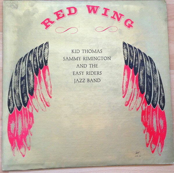 ・アーティスト Kid Thomas, Sammy Rimington, Easy Riders Jazz Band ・タイトル Red Wing ・レーベル・型番 GHB GHB189 ・フォーマット LPレコード ・コンディション(盤) 良い (VG+) ・コンディション(ジャケット) 良い (VG+) ・コンディション(帯) オビなし ・特記事項 サンプル画像です。実際の商品の画像ではありません 商品写真はバーコード/カタログ番号に対応したサンプル画像ですので、お送りする商品の画像ではありません。帯やライナーなどの付属品は、特記事項に記載されている場合のみ含まれます。プロモやカラーレコードなどの仕様についても、該当する場合のみ特記事項に記載しています。 【ご購入前に必ずご確認ください】 ・本店サイト(www.recordcity.jp)とは価格、送料が違います ・本店サイト、その他支店のオーダーとは同梱発送できません ・注文確定後に別の注文を頂いた場合、注文同士の同梱は致しかねます。 ・別倉庫から発送しているため、店頭受け渡しは対応しておりません ・一部商品は他の通販サイトでも販売しているため、ご注文のタイミングによっては商品のご用意ができない場合がございます。 ・土日祝日はお休みです 金曜・祝前日9時以降のご連絡またはご入金は、返答または発送が週明け・祝日明けに順次対応となります。 ・ご購入後のキャンセル不可 ご購入後のキャンセルはいかなる理由においてもお受けできません。ご了承の上、ご購入くださいませ。 ・日本郵便(ゆうパック/ゆうメール)によるお届けになります。 ・中古品であることをご理解ください 当ストアでは中古商品を主に販売しております。中古品であることをご理解の上ご購入ください。また、一部商品はRecordCityオンラインストアで試聴可能です。 ・返品について お客様のご都合による返品は一切承っておりません。 表記の内容と実際の商品に相違がある場合、また針飛び等で返品・返金をご希望される場合は、商品の到着後1週間以内にご連絡ください。商品の返送をこちらで確認後、キャンセル・返金を行います。 コンディションVG以下の商品は返品できません。プレイに影響のない表面のこすれ傷、プレス起因のノイズ盤は返品の対象外です。 【コンディション表記】 ・ほぼ新品(M-)(Like New) 完全な新品。未使用。当店ではほぼ使用しません ・非常に良い(EX)(Excellent) 中古盤として美品な状態。わずかな経年を感じるものの傷みを感じさせない、当店基準で最高の状態 ・良い(VG+)(Very Good Plus) 丁寧に扱われた中古品で、軽い使用感がみられる。 ・可(VG)(Acceptable) 使い込まれた中古品で、「良い」よりもさらに使用感がみられる。 ・悪い(VG-)(Bad) 状態が悪いアイテム。使用の保障はなく、再生不可、針飛び、目立つノイズがあるかもしれない。状態によるクレーム不可。返品不可。 ・非常に悪い(G)(Very Bad) 「悪い」よりさらに状態が悪いアイテム。使用の保障はなく、再生不可、針飛び、目立つノイズがあるかもしれない。状態によるクレーム不可。返品不可。 ・ジャンク(Fair)(Junk/Fair) 割れている、反っている、水ダメージがある、カビ、ジャケットが分離している、ひどい書き込み、ひどい擦れなど最低の状態。使用の保障はなく、再生不可、針飛び、目立つノイズがあるかもしれない。状態によるクレーム不可。返品不可。 ・ジャンク(Poor)(Junk/Poor) 割れている、反っている、水ダメージがある、カビ、ジャケットが分離している、ひどい書き込み、ひどい擦れなど最低の状態。使用の保障はなく、再生不可、針飛び、目立つノイズがあるかもしれない。状態によるクレーム不可。返品不可。