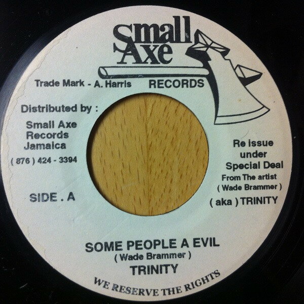 ・アーティスト Trinity ・タイトル Some People A Evil ・レーベル・型番 Small Axe Records SAFWB002 ・フォーマット 7インチレコード ・コンディション(盤) 良い (VG+) ・コンディション(ジャケット) ・コンディション(帯) オビなし ・特記事項 【レーベルにシール付着】【Killer DEE JAY】 サンプル画像です。実際の商品の画像ではありません 商品写真はバーコード/カタログ番号に対応したサンプル画像ですので、お送りする商品の画像ではありません。帯やライナーなどの付属品は、特記事項に記載されている場合のみ含まれます。プロモやカラーレコードなどの仕様についても、該当する場合のみ特記事項に記載しています。 【ご購入前に必ずご確認ください】 ・本店サイト(www.recordcity.jp)とは価格、送料が違います ・本店サイト、その他支店のオーダーとは同梱発送できません ・注文確定後に別の注文を頂いた場合、注文同士の同梱は致しかねます。 ・別倉庫から発送しているため、店頭受け渡しは対応しておりません ・一部商品は他の通販サイトでも販売しているため、ご注文のタイミングによっては商品のご用意ができない場合がございます。 ・土日祝日はお休みです 金曜・祝前日9時以降のご連絡またはご入金は、返答または発送が週明け・祝日明けに順次対応となります。 ・ご購入後のキャンセル不可 ご購入後のキャンセルはいかなる理由においてもお受けできません。ご了承の上、ご購入くださいませ。 ・日本郵便(ゆうパック/ゆうメール)によるお届けになります。 ・中古品であることをご理解ください 当ストアでは中古商品を主に販売しております。中古品であることをご理解の上ご購入ください。また、一部商品はRecordCityオンラインストアで試聴可能です。 ・返品について お客様のご都合による返品は一切承っておりません。 表記の内容と実際の商品に相違がある場合、また針飛び等で返品・返金をご希望される場合は、商品の到着後1週間以内にご連絡ください。商品の返送をこちらで確認後、キャンセル・返金を行います。 コンディションVG以下の商品は返品できません。プレイに影響のない表面のこすれ傷、プレス起因のノイズ盤は返品の対象外です。 【コンディション表記】 ・ほぼ新品(M-)(Like New) 完全な新品。未使用。当店ではほぼ使用しません ・非常に良い(EX)(Excellent) 中古盤として美品な状態。わずかな経年を感じるものの傷みを感じさせない、当店基準で最高の状態 ・良い(VG+)(Very Good Plus) 丁寧に扱われた中古品で、軽い使用感がみられる。 ・可(VG)(Acceptable) 使い込まれた中古品で、「良い」よりもさらに使用感がみられる。 ・悪い(VG-)(Bad) 状態が悪いアイテム。使用の保障はなく、再生不可、針飛び、目立つノイズがあるかもしれない。状態によるクレーム不可。返品不可。 ・非常に悪い(G)(Very Bad) 「悪い」よりさらに状態が悪いアイテム。使用の保障はなく、再生不可、針飛び、目立つノイズがあるかもしれない。状態によるクレーム不可。返品不可。 ・ジャンク(Fair)(Junk/Fair) 割れている、反っている、水ダメージがある、カビ、ジャケットが分離している、ひどい書き込み、ひどい擦れなど最低の状態。使用の保障はなく、再生不可、針飛び、目立つノイズがあるかもしれない。状態によるクレーム不可。返品不可。 ・ジャンク(Poor)(Junk/Poor) 割れている、反っている、水ダメージがある、カビ、ジャケットが分離している、ひどい書き込み、ひどい擦れなど最低の状態。使用の保障はなく、再生不可、針飛び、目立つノイズがあるかもしれない。状態によるクレーム不可。返品不可。
