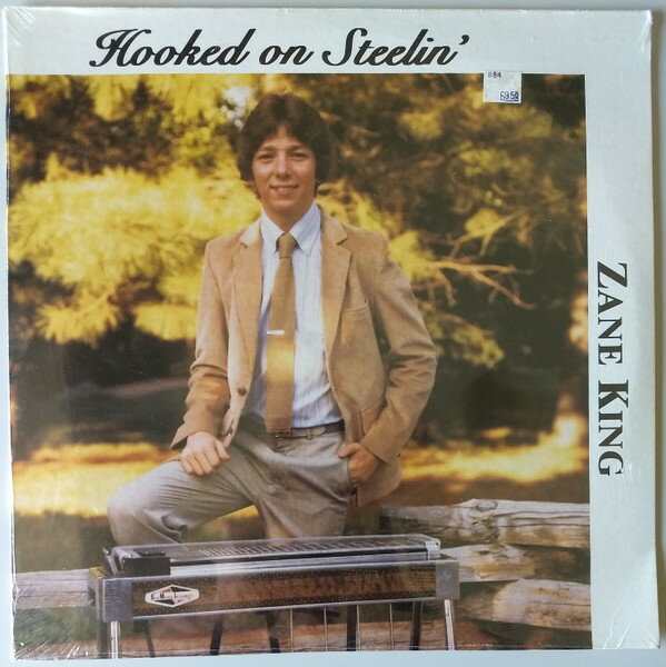 ・アーティスト Zane King ・タイトル Hooked On Steelin' ・レーベル・型番 Zanbeck Records ZBP83083 ・フォーマット LPレコード ・コンディション(盤) 良い (VG+) ・コンディション(ジャケット) 良い (VG+) ・コンディション(帯) オビなし ・特記事項 【カバーに目立つ染み】【盤に浅い跡】 サンプル画像です。実際の商品の画像ではありません 商品写真はバーコード/カタログ番号に対応したサンプル画像ですので、お送りする商品の画像ではありません。帯やライナーなどの付属品は、特記事項に記載されている場合のみ含まれます。プロモやカラーレコードなどの仕様についても、該当する場合のみ特記事項に記載しています。 【ご購入前に必ずご確認ください】 ・本店サイト(www.recordcity.jp)とは価格、送料が違います ・本店サイト、その他支店のオーダーとは同梱発送できません ・注文確定後に別の注文を頂いた場合、注文同士の同梱は致しかねます。 ・別倉庫から発送しているため、店頭受け渡しは対応しておりません ・一部商品は他の通販サイトでも販売しているため、ご注文のタイミングによっては商品のご用意ができない場合がございます。 ・土日祝日はお休みです 金曜・祝前日9時以降のご連絡またはご入金は、返答または発送が週明け・祝日明けに順次対応となります。 ・ご購入後のキャンセル不可 ご購入後のキャンセルはいかなる理由においてもお受けできません。ご了承の上、ご購入くださいませ。 ・日本郵便(ゆうパック/ゆうメール)によるお届けになります。 ・中古品であることをご理解ください 当ストアでは中古商品を主に販売しております。中古品であることをご理解の上ご購入ください。また、一部商品はRecordCityオンラインストアで試聴可能です。 ・返品について お客様のご都合による返品は一切承っておりません。 表記の内容と実際の商品に相違がある場合、また針飛び等で返品・返金をご希望される場合は、商品の到着後1週間以内にご連絡ください。商品の返送をこちらで確認後、キャンセル・返金を行います。 コンディションVG以下の商品は返品できません。プレイに影響のない表面のこすれ傷、プレス起因のノイズ盤は返品の対象外です。 【コンディション表記】 ・ほぼ新品(M-)(Like New) 完全な新品。未使用。当店ではほぼ使用しません ・非常に良い(EX)(Excellent) 中古盤として美品な状態。わずかな経年を感じるものの傷みを感じさせない、当店基準で最高の状態 ・良い(VG+)(Very Good Plus) 丁寧に扱われた中古品で、軽い使用感がみられる。 ・可(VG)(Acceptable) 使い込まれた中古品で、「良い」よりもさらに使用感がみられる。 ・悪い(VG-)(Bad) 状態が悪いアイテム。使用の保障はなく、再生不可、針飛び、目立つノイズがあるかもしれない。状態によるクレーム不可。返品不可。 ・非常に悪い(G)(Very Bad) 「悪い」よりさらに状態が悪いアイテム。使用の保障はなく、再生不可、針飛び、目立つノイズがあるかもしれない。状態によるクレーム不可。返品不可。 ・ジャンク(Fair)(Junk/Fair) 割れている、反っている、水ダメージがある、カビ、ジャケットが分離している、ひどい書き込み、ひどい擦れなど最低の状態。使用の保障はなく、再生不可、針飛び、目立つノイズがあるかもしれない。状態によるクレーム不可。返品不可。 ・ジャンク(Poor)(Junk/Poor) 割れている、反っている、水ダメージがある、カビ、ジャケットが分離している、ひどい書き込み、ひどい擦れなど最低の状態。使用の保障はなく、再生不可、針飛び、目立つノイズがあるかもしれない。状態によるクレーム不可。返品不可。