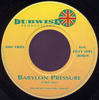 ・アーティスト Chris Jay ・タイトル Babylon Pressure ・レーベル・型番 Dubwise Productions DW005 ・フォーマット 7インチレコード ・コンディション(盤) 良い (VG+) ・コンディション(ジャケット) ・コンディション(帯) オビなし ・特記事項 【SEW】 サンプル画像です。実際の商品の画像ではありません 商品写真はバーコード/カタログ番号に対応したサンプル画像ですので、お送りする商品の画像ではありません。帯やライナーなどの付属品は、特記事項に記載されている場合のみ含まれます。プロモやカラーレコードなどの仕様についても、該当する場合のみ特記事項に記載しています。 【ご購入前に必ずご確認ください】 ・本店サイト(www.recordcity.jp)とは価格、送料が違います ・本店サイト、その他支店のオーダーとは同梱発送できません ・注文確定後に別の注文を頂いた場合、注文同士の同梱は致しかねます。 ・別倉庫から発送しているため、店頭受け渡しは対応しておりません ・一部商品は他の通販サイトでも販売しているため、ご注文のタイミングによっては商品のご用意ができない場合がございます。 ・土日祝日はお休みです 金曜・祝前日9時以降のご連絡またはご入金は、返答または発送が週明け・祝日明けに順次対応となります。 ・ご購入後のキャンセル不可 ご購入後のキャンセルはいかなる理由においてもお受けできません。ご了承の上、ご購入くださいませ。 ・日本郵便(ゆうパック/ゆうメール)によるお届けになります。 ・中古品であることをご理解ください 当ストアでは中古商品を主に販売しております。中古品であることをご理解の上ご購入ください。また、一部商品はRecordCityオンラインストアで試聴可能です。 ・返品について お客様のご都合による返品は一切承っておりません。 表記の内容と実際の商品に相違がある場合、また針飛び等で返品・返金をご希望される場合は、商品の到着後1週間以内にご連絡ください。商品の返送をこちらで確認後、キャンセル・返金を行います。 コンディションVG以下の商品は返品できません。プレイに影響のない表面のこすれ傷、プレス起因のノイズ盤は返品の対象外です。 【コンディション表記】 ・ほぼ新品(M-)(Like New) 完全な新品。未使用。当店ではほぼ使用しません ・非常に良い(EX)(Excellent) 中古盤として美品な状態。わずかな経年を感じるものの傷みを感じさせない、当店基準で最高の状態 ・良い(VG+)(Very Good Plus) 丁寧に扱われた中古品で、軽い使用感がみられる。 ・可(VG)(Acceptable) 使い込まれた中古品で、「良い」よりもさらに使用感がみられる。 ・悪い(VG-)(Bad) 状態が悪いアイテム。使用の保障はなく、再生不可、針飛び、目立つノイズがあるかもしれない。状態によるクレーム不可。返品不可。 ・非常に悪い(G)(Very Bad) 「悪い」よりさらに状態が悪いアイテム。使用の保障はなく、再生不可、針飛び、目立つノイズがあるかもしれない。状態によるクレーム不可。返品不可。 ・ジャンク(Fair)(Junk/Fair) 割れている、反っている、水ダメージがある、カビ、ジャケットが分離している、ひどい書き込み、ひどい擦れなど最低の状態。使用の保障はなく、再生不可、針飛び、目立つノイズがあるかもしれない。状態によるクレーム不可。返品不可。 ・ジャンク(Poor)(Junk/Poor) 割れている、反っている、水ダメージがある、カビ、ジャケットが分離している、ひどい書き込み、ひどい擦れなど最低の状態。使用の保障はなく、再生不可、針飛び、目立つノイズがあるかもしれない。状態によるクレーム不可。返品不可。