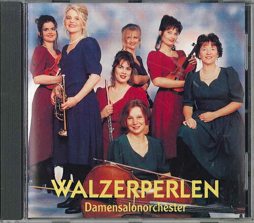 ・アーティスト Walzerperlen ・タイトル Damensalonorchester ・レーベル・型番 DEJA NONE ・フォーマット CD ・コンディション(盤) 良い (VG+) ・コンディション(ジャケット) 良い (VG+) ・コンディション(帯) オビなし ・特記事項 【ケース擦れ】【サイン入り】 サンプル画像です。実際の商品の画像ではありません 商品写真はバーコード/カタログ番号に対応したサンプル画像ですので、お送りする商品の画像ではありません。帯やライナーなどの付属品は、特記事項に記載されている場合のみ含まれます。プロモやカラーレコードなどの仕様についても、該当する場合のみ特記事項に記載しています。 【ご購入前に必ずご確認ください】 ・本店サイト(www.recordcity.jp)とは価格、送料が違います ・本店サイト、その他支店のオーダーとは同梱発送できません ・注文確定後に別の注文を頂いた場合、注文同士の同梱は致しかねます。 ・別倉庫から発送しているため、店頭受け渡しは対応しておりません ・一部商品は他の通販サイトでも販売しているため、ご注文のタイミングによっては商品のご用意ができない場合がございます。 ・土日祝日はお休みです 金曜・祝前日9時以降のご連絡またはご入金は、返答または発送が週明け・祝日明けに順次対応となります。 ・ご購入後のキャンセル不可 ご購入後のキャンセルはいかなる理由においてもお受けできません。ご了承の上、ご購入くださいませ。 ・日本郵便(ゆうパック/ゆうメール)によるお届けになります。 ・中古品であることをご理解ください 当ストアでは中古商品を主に販売しております。中古品であることをご理解の上ご購入ください。また、一部商品はRecordCityオンラインストアで試聴可能です。 ・返品について お客様のご都合による返品は一切承っておりません。 表記の内容と実際の商品に相違がある場合、また針飛び等で返品・返金をご希望される場合は、商品の到着後1週間以内にご連絡ください。商品の返送をこちらで確認後、キャンセル・返金を行います。 コンディションVG以下の商品は返品できません。プレイに影響のない表面のこすれ傷、プレス起因のノイズ盤は返品の対象外です。 【コンディション表記】 ・ほぼ新品(M-)(Like New) 完全な新品。未使用。当店ではほぼ使用しません ・非常に良い(EX)(Excellent) 中古盤として美品な状態。わずかな経年を感じるものの傷みを感じさせない、当店基準で最高の状態 ・良い(VG+)(Very Good Plus) 丁寧に扱われた中古品で、軽い使用感がみられる。 ・可(VG)(Acceptable) 使い込まれた中古品で、「良い」よりもさらに使用感がみられる。 ・悪い(VG-)(Bad) 状態が悪いアイテム。使用の保障はなく、再生不可、針飛び、目立つノイズがあるかもしれない。状態によるクレーム不可。返品不可。 ・非常に悪い(G)(Very Bad) 「悪い」よりさらに状態が悪いアイテム。使用の保障はなく、再生不可、針飛び、目立つノイズがあるかもしれない。状態によるクレーム不可。返品不可。 ・ジャンク(Fair)(Junk/Fair) 割れている、反っている、水ダメージがある、カビ、ジャケットが分離している、ひどい書き込み、ひどい擦れなど最低の状態。使用の保障はなく、再生不可、針飛び、目立つノイズがあるかもしれない。状態によるクレーム不可。返品不可。 ・ジャンク(Poor)(Junk/Poor) 割れている、反っている、水ダメージがある、カビ、ジャケットが分離している、ひどい書き込み、ひどい擦れなど最低の状態。使用の保障はなく、再生不可、針飛び、目立つノイズがあるかもしれない。状態によるクレーム不可。返品不可。