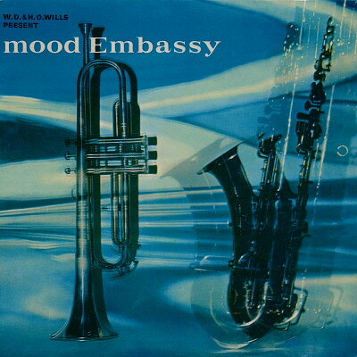 ・アーティスト Jean Gruyer ・タイトル Mood Embassy ・レーベル・型番 W.D & H.O WILLS LYN825 ・フォーマット 7インチレコード ・コンディション(盤) 良い (VG+) ・コンディション(ジャケット) 良い (VG+) ・コンディション(帯) オビなし ・特記事項 【カバー折れ/しわ】 サンプル画像です。実際の商品の画像ではありません 商品写真はバーコード/カタログ番号に対応したサンプル画像ですので、お送りする商品の画像ではありません。帯やライナーなどの付属品は、特記事項に記載されている場合のみ含まれます。プロモやカラーレコードなどの仕様についても、該当する場合のみ特記事項に記載しています。 【ご購入前に必ずご確認ください】 ・本店サイト(www.recordcity.jp)とは価格、送料が違います ・本店サイト、その他支店のオーダーとは同梱発送できません ・注文確定後に別の注文を頂いた場合、注文同士の同梱は致しかねます。 ・別倉庫から発送しているため、店頭受け渡しは対応しておりません ・一部商品は他の通販サイトでも販売しているため、ご注文のタイミングによっては商品のご用意ができない場合がございます。 ・土日祝日はお休みです 金曜・祝前日9時以降のご連絡またはご入金は、返答または発送が週明け・祝日明けに順次対応となります。 ・ご購入後のキャンセル不可 ご購入後のキャンセルはいかなる理由においてもお受けできません。ご了承の上、ご購入くださいませ。 ・日本郵便(ゆうパック/ゆうメール)によるお届けになります。 ・中古品であることをご理解ください 当ストアでは中古商品を主に販売しております。中古品であることをご理解の上ご購入ください。また、一部商品はRecordCityオンラインストアで試聴可能です。 ・返品について お客様のご都合による返品は一切承っておりません。 表記の内容と実際の商品に相違がある場合、また針飛び等で返品・返金をご希望される場合は、商品の到着後1週間以内にご連絡ください。商品の返送をこちらで確認後、キャンセル・返金を行います。 コンディションVG以下の商品は返品できません。プレイに影響のない表面のこすれ傷、プレス起因のノイズ盤は返品の対象外です。 【コンディション表記】 ・ほぼ新品(M-)(Like New) 完全な新品。未使用。当店ではほぼ使用しません ・非常に良い(EX)(Excellent) 中古盤として美品な状態。わずかな経年を感じるものの傷みを感じさせない、当店基準で最高の状態 ・良い(VG+)(Very Good Plus) 丁寧に扱われた中古品で、軽い使用感がみられる。 ・可(VG)(Acceptable) 使い込まれた中古品で、「良い」よりもさらに使用感がみられる。 ・悪い(VG-)(Bad) 状態が悪いアイテム。使用の保障はなく、再生不可、針飛び、目立つノイズがあるかもしれない。状態によるクレーム不可。返品不可。 ・非常に悪い(G)(Very Bad) 「悪い」よりさらに状態が悪いアイテム。使用の保障はなく、再生不可、針飛び、目立つノイズがあるかもしれない。状態によるクレーム不可。返品不可。 ・ジャンク(Fair)(Junk/Fair) 割れている、反っている、水ダメージがある、カビ、ジャケットが分離している、ひどい書き込み、ひどい擦れなど最低の状態。使用の保障はなく、再生不可、針飛び、目立つノイズがあるかもしれない。状態によるクレーム不可。返品不可。 ・ジャンク(Poor)(Junk/Poor) 割れている、反っている、水ダメージがある、カビ、ジャケットが分離している、ひどい書き込み、ひどい擦れなど最低の状態。使用の保障はなく、再生不可、針飛び、目立つノイズがあるかもしれない。状態によるクレーム不可。返品不可。