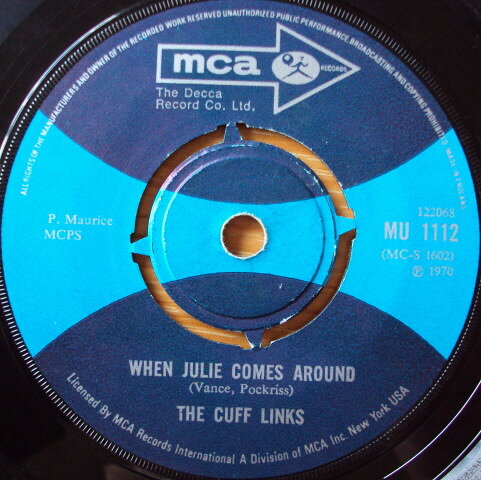 ・アーティスト Cuff Links ・タイトル When Julie Comes Around / Sally Ann (You're Such A Pretty Baby) ・レーベル・型番 MCA Records MU1112 ・フォーマット 7インチレコード ・コンディション(盤) 良い (VG+) ・コンディション(ジャケット) プレインカバー（元ジャケット／カバー無し） ・コンディション(帯) オビなし ・特記事項 【カンパニースリーブ】 サンプル画像です。実際の商品の画像ではありません 商品写真はバーコード/カタログ番号に対応したサンプル画像ですので、お送りする商品の画像ではありません。帯やライナーなどの付属品は、特記事項に記載されている場合のみ含まれます。プロモやカラーレコードなどの仕様についても、該当する場合のみ特記事項に記載しています。 【ご購入前に必ずご確認ください】 ・本店サイト(www.recordcity.jp)とは価格、送料が違います ・本店サイト、その他支店のオーダーとは同梱発送できません ・注文確定後に別の注文を頂いた場合、注文同士の同梱は致しかねます。 ・別倉庫から発送しているため、店頭受け渡しは対応しておりません ・一部商品は他の通販サイトでも販売しているため、ご注文のタイミングによっては商品のご用意ができない場合がございます。 ・土日祝日はお休みです 金曜・祝前日9時以降のご連絡またはご入金は、返答または発送が週明け・祝日明けに順次対応となります。 ・ご購入後のキャンセル不可 ご購入後のキャンセルはいかなる理由においてもお受けできません。ご了承の上、ご購入くださいませ。 ・日本郵便(ゆうパック/ゆうメール)によるお届けになります。 ・中古品であることをご理解ください 当ストアでは中古商品を主に販売しております。中古品であることをご理解の上ご購入ください。また、一部商品はRecordCityオンラインストアで試聴可能です。 ・返品について お客様のご都合による返品は一切承っておりません。 表記の内容と実際の商品に相違がある場合、また針飛び等で返品・返金をご希望される場合は、商品の到着後1週間以内にご連絡ください。商品の返送をこちらで確認後、キャンセル・返金を行います。 コンディションVG以下の商品は返品できません。プレイに影響のない表面のこすれ傷、プレス起因のノイズ盤は返品の対象外です。 【コンディション表記】 ・ほぼ新品(M-)(Like New) 完全な新品。未使用。当店ではほぼ使用しません ・非常に良い(EX)(Excellent) 中古盤として美品な状態。わずかな経年を感じるものの傷みを感じさせない、当店基準で最高の状態 ・良い(VG+)(Very Good Plus) 丁寧に扱われた中古品で、軽い使用感がみられる。 ・可(VG)(Acceptable) 使い込まれた中古品で、「良い」よりもさらに使用感がみられる。 ・悪い(VG-)(Bad) 状態が悪いアイテム。使用の保障はなく、再生不可、針飛び、目立つノイズがあるかもしれない。状態によるクレーム不可。返品不可。 ・非常に悪い(G)(Very Bad) 「悪い」よりさらに状態が悪いアイテム。使用の保障はなく、再生不可、針飛び、目立つノイズがあるかもしれない。状態によるクレーム不可。返品不可。 ・ジャンク(Fair)(Junk/Fair) 割れている、反っている、水ダメージがある、カビ、ジャケットが分離している、ひどい書き込み、ひどい擦れなど最低の状態。使用の保障はなく、再生不可、針飛び、目立つノイズがあるかもしれない。状態によるクレーム不可。返品不可。 ・ジャンク(Poor)(Junk/Poor) 割れている、反っている、水ダメージがある、カビ、ジャケットが分離している、ひどい書き込み、ひどい擦れなど最低の状態。使用の保障はなく、再生不可、針飛び、目立つノイズがあるかもしれない。状態によるクレーム不可。返品不可。