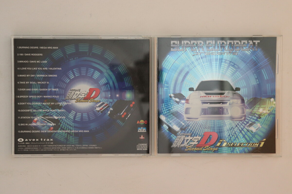 ・アーティスト Various ・タイトル Super Eurobeat Presents 頭文字D セカンドステージD1 ・レーベル Avex Trax AVCD11760 ・フォーマット CD ・コンディション(盤) 良い (VG+) ・コンディション(ジャケット) 良い (VG+) ・コンディション(帯) オビなし ・特記事項 【ライナー付き】 【盤に浅い跡】 実際に発送される商品の画像です 【ご購入前に必ずご確認ください】 ・本店サイト(www.recordcity.jp)とは価格、送料が違います ・本店サイト、その他支店のオーダーとは同梱発送できません ・別倉庫から発送しているため、店頭受け渡しは対応しておりません ・一部商品は他の通販サイトでも販売しているため、ご注文のタイミングによっては商品のご用意ができない場合がございます。 ・土日祝日はお休みです 金曜・祝前日9時以降のご連絡またはご入金は、返答または発送が週明け・祝日明けに順次対応となります。 ・ご購入後のキャンセル不可 ご購入後のキャンセルはいかなる理由においてもお受けできません。ご了承の上、ご購入くださいませ。 ・日本郵便(ゆうパック/ゆうメール)によるお届けになります。 ・中古品であることをご理解ください 当ストアではお客様よりお譲りいただいた中古商品を主に販売しております。中古品であることをご理解の上ご購入ください。また、一部商品はRecordCityオンラインストアで試聴可能です。 ・返品について お客様のご都合による返品は一切承っておりません。 表記の内容と実際の商品に相違がある場合、また針飛び等で返品・返金をご希望される場合は、商品の到着後1週間以内にご連絡ください。商品の返送をこちらで確認後、キャンセル・返金を行います。 コンディションVG以下の商品は返品できません。プレイに影響のない表面のこすれ傷、プレス起因のノイズ盤は返品の対象外です。 【コンディション表記】 ・ほぼ新品(M-)(Like New) 完全な新品。未使用。当店ではほぼ使用しません ・非常に良い(EX)(Excellent) 中古盤として美品な状態。わずかな経年を感じるものの傷みを感じさせない、当店基準で最高の状態 ・良い(VG+)(Very Good Plus) 丁寧に扱われた中古品で、軽い使用感がみられる。 ・可(VG)(Acceptable) 使い込まれた中古品で、「良い」よりもさらに使用感がみられる。 ・悪い(VG-)(Bad) 状態が悪いアイテム。使用の保障はなく、再生不可、針飛び、目立つノイズがあるかもしれない。状態によるクレーム不可。返品不可。 ・非常に悪い(G)(Very Bad) 「悪い」よりさらに状態が悪いアイテム。使用の保障はなく、再生不可、針飛び、目立つノイズがあるかもしれない。状態によるクレーム不可。返品不可。 ・ジャンク(Fair)(Junk/Fair) 割れている、反っている、水ダメージがある、カビ、ジャケットが分離している、ひどい書き込み、ひどい擦れなど最低の状態。使用の保障はなく、再生不可、針飛び、目立つノイズがあるかもしれない。状態によるクレーム不可。返品不可。 ・ジャンク(Poor)(Junk/Poor) 割れている、反っている、水ダメージがある、カビ、ジャケットが分離している、ひどい書き込み、ひどい擦れなど最低の状態。使用の保障はなく、再生不可、針飛び、目立つノイズがあるかもしれない。状態によるクレーム不可。返品不可。