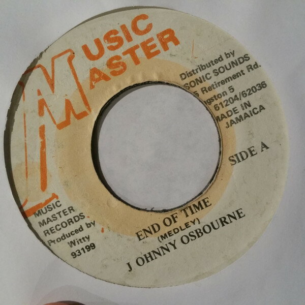 ・アーティスト Johnny Osbourne ・タイトル End Of Time (Medley) ・レーベル・型番 Music Master NONE ・フォーマット 7インチレコード ・コンディション(盤) 良い (VG+) ・コンディション(ジャケット) ・コンディション(帯) オビなし ・特記事項 【レーベルに書き込み】【盤に短いヘアライン】【SLD/SEW, Queen Majesty】 サンプル画像です。実際の商品の画像ではありません 商品写真はバーコード/カタログ番号に対応したサンプル画像ですので、お送りする商品の画像ではありません。帯やライナーなどの付属品は、特記事項に記載されている場合のみ含まれます。プロモやカラーレコードなどの仕様についても、該当する場合のみ特記事項に記載しています。 【ご購入前に必ずご確認ください】 ・本店サイト(www.recordcity.jp)とは価格、送料が違います ・本店サイト、その他支店のオーダーとは同梱発送できません ・注文確定後に別の注文を頂いた場合、注文同士の同梱は致しかねます。 ・別倉庫から発送しているため、店頭受け渡しは対応しておりません ・一部商品は他の通販サイトでも販売しているため、ご注文のタイミングによっては商品のご用意ができない場合がございます。 ・土日祝日はお休みです 金曜・祝前日9時以降のご連絡またはご入金は、返答または発送が週明け・祝日明けに順次対応となります。 ・ご購入後のキャンセル不可 ご購入後のキャンセルはいかなる理由においてもお受けできません。ご了承の上、ご購入くださいませ。 ・日本郵便(ゆうパック/ゆうメール)によるお届けになります。 ・中古品であることをご理解ください 当ストアでは中古商品を主に販売しております。中古品であることをご理解の上ご購入ください。また、一部商品はRecordCityオンラインストアで試聴可能です。 ・返品について お客様のご都合による返品は一切承っておりません。 表記の内容と実際の商品に相違がある場合、また針飛び等で返品・返金をご希望される場合は、商品の到着後1週間以内にご連絡ください。商品の返送をこちらで確認後、キャンセル・返金を行います。 コンディションVG以下の商品は返品できません。プレイに影響のない表面のこすれ傷、プレス起因のノイズ盤は返品の対象外です。 【コンディション表記】 ・ほぼ新品(M-)(Like New) 完全な新品。未使用。当店ではほぼ使用しません ・非常に良い(EX)(Excellent) 中古盤として美品な状態。わずかな経年を感じるものの傷みを感じさせない、当店基準で最高の状態 ・良い(VG+)(Very Good Plus) 丁寧に扱われた中古品で、軽い使用感がみられる。 ・可(VG)(Acceptable) 使い込まれた中古品で、「良い」よりもさらに使用感がみられる。 ・悪い(VG-)(Bad) 状態が悪いアイテム。使用の保障はなく、再生不可、針飛び、目立つノイズがあるかもしれない。状態によるクレーム不可。返品不可。 ・非常に悪い(G)(Very Bad) 「悪い」よりさらに状態が悪いアイテム。使用の保障はなく、再生不可、針飛び、目立つノイズがあるかもしれない。状態によるクレーム不可。返品不可。 ・ジャンク(Fair)(Junk/Fair) 割れている、反っている、水ダメージがある、カビ、ジャケットが分離している、ひどい書き込み、ひどい擦れなど最低の状態。使用の保障はなく、再生不可、針飛び、目立つノイズがあるかもしれない。状態によるクレーム不可。返品不可。 ・ジャンク(Poor)(Junk/Poor) 割れている、反っている、水ダメージがある、カビ、ジャケットが分離している、ひどい書き込み、ひどい擦れなど最低の状態。使用の保障はなく、再生不可、針飛び、目立つノイズがあるかもしれない。状態によるクレーム不可。返品不可。