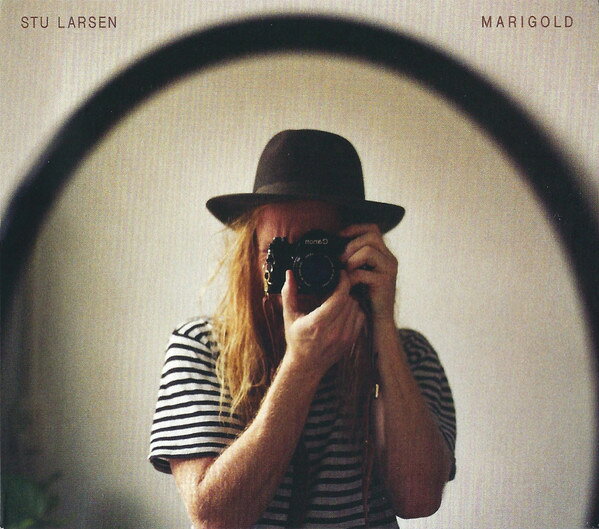 ・アーティスト Stu Larsen ・タイトル Marigold ・レーベル・型番 NETTWERK SJL009 ・フォーマット CD ・コンディション(盤) ほぼ新品 (M-) ・コンディション(ジャケット) ・コンディション(帯) オビなし ・特記事項 【紙ジャケット】 【未開封】 【カバーにシール付着】 サンプル画像です。実際の商品の画像ではありません 商品写真はバーコード/カタログ番号に対応したサンプル画像ですので、お送りする商品の画像ではありません。帯やライナーなどの付属品は、特記事項に記載されている場合のみ含まれます。プロモやカラーレコードなどの仕様についても、該当する場合のみ特記事項に記載しています。 【ご購入前に必ずご確認ください】 ・本店サイト(www.recordcity.jp)とは価格、送料が違います ・本店サイト、その他支店のオーダーとは同梱発送できません ・注文確定後に別の注文を頂いた場合、注文同士の同梱は致しかねます。 ・別倉庫から発送しているため、店頭受け渡しは対応しておりません ・一部商品は他の通販サイトでも販売しているため、ご注文のタイミングによっては商品のご用意ができない場合がございます。 ・土日祝日はお休みです 金曜・祝前日9時以降のご連絡またはご入金は、返答または発送が週明け・祝日明けに順次対応となります。 ・ご購入後のキャンセル不可 ご購入後のキャンセルはいかなる理由においてもお受けできません。ご了承の上、ご購入くださいませ。 ・日本郵便(ゆうパック/ゆうメール)によるお届けになります。 ・中古品であることをご理解ください 当ストアでは中古商品を主に販売しております。中古品であることをご理解の上ご購入ください。また、一部商品はRecordCityオンラインストアで試聴可能です。 ・返品について お客様のご都合による返品は一切承っておりません。 表記の内容と実際の商品に相違がある場合、また針飛び等で返品・返金をご希望される場合は、商品の到着後1週間以内にご連絡ください。商品の返送をこちらで確認後、キャンセル・返金を行います。 コンディションVG以下の商品は返品できません。プレイに影響のない表面のこすれ傷、プレス起因のノイズ盤は返品の対象外です。 【コンディション表記】 ・ほぼ新品(M-)(Like New) 完全な新品。未使用。当店ではほぼ使用しません ・非常に良い(EX)(Excellent) 中古盤として美品な状態。わずかな経年を感じるものの傷みを感じさせない、当店基準で最高の状態 ・良い(VG+)(Very Good Plus) 丁寧に扱われた中古品で、軽い使用感がみられる。 ・可(VG)(Acceptable) 使い込まれた中古品で、「良い」よりもさらに使用感がみられる。 ・悪い(VG-)(Bad) 状態が悪いアイテム。使用の保障はなく、再生不可、針飛び、目立つノイズがあるかもしれない。状態によるクレーム不可。返品不可。 ・非常に悪い(G)(Very Bad) 「悪い」よりさらに状態が悪いアイテム。使用の保障はなく、再生不可、針飛び、目立つノイズがあるかもしれない。状態によるクレーム不可。返品不可。 ・ジャンク(Fair)(Junk/Fair) 割れている、反っている、水ダメージがある、カビ、ジャケットが分離している、ひどい書き込み、ひどい擦れなど最低の状態。使用の保障はなく、再生不可、針飛び、目立つノイズがあるかもしれない。状態によるクレーム不可。返品不可。 ・ジャンク(Poor)(Junk/Poor) 割れている、反っている、水ダメージがある、カビ、ジャケットが分離している、ひどい書き込み、ひどい擦れなど最低の状態。使用の保障はなく、再生不可、針飛び、目立つノイズがあるかもしれない。状態によるクレーム不可。返品不可。