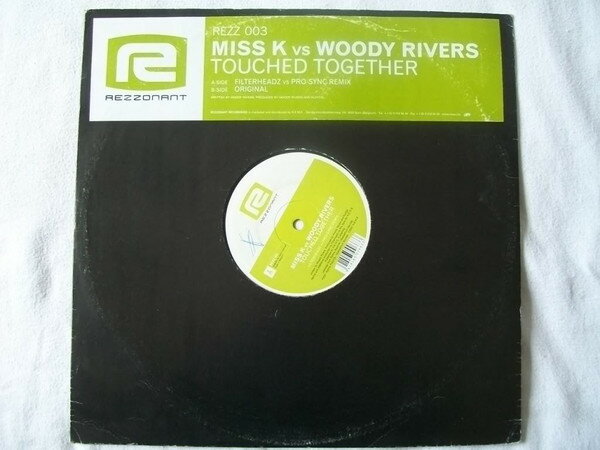 ・アーティスト Miss K, Woody Rivers ・タイトル Touched Together ・レーベル・型番 Rezzonant Recordings REZZ003 ・フォーマット 12インチレコード ・コンディション(盤) 良い (VG+) ・コンディション(ジャケット) 可 (VG) ・コンディション(帯) オビなし ・特記事項 【カバーにシール付着】【カバーにリングウェア】 サンプル画像です。実際の商品の画像ではありません 商品写真はバーコード/カタログ番号に対応したサンプル画像ですので、お送りする商品の画像ではありません。帯やライナーなどの付属品は、特記事項に記載されている場合のみ含まれます。プロモやカラーレコードなどの仕様についても、該当する場合のみ特記事項に記載しています。 【ご購入前に必ずご確認ください】 ・本店サイト(www.recordcity.jp)とは価格、送料が違います ・本店サイト、その他支店のオーダーとは同梱発送できません ・注文確定後に別の注文を頂いた場合、注文同士の同梱は致しかねます。 ・別倉庫から発送しているため、店頭受け渡しは対応しておりません ・一部商品は他の通販サイトでも販売しているため、ご注文のタイミングによっては商品のご用意ができない場合がございます。 ・土日祝日はお休みです 金曜・祝前日9時以降のご連絡またはご入金は、返答または発送が週明け・祝日明けに順次対応となります。 ・ご購入後のキャンセル不可 ご購入後のキャンセルはいかなる理由においてもお受けできません。ご了承の上、ご購入くださいませ。 ・日本郵便(ゆうパック/ゆうメール)によるお届けになります。 ・中古品であることをご理解ください 当ストアでは中古商品を主に販売しております。中古品であることをご理解の上ご購入ください。また、一部商品はRecordCityオンラインストアで試聴可能です。 ・返品について お客様のご都合による返品は一切承っておりません。 表記の内容と実際の商品に相違がある場合、また針飛び等で返品・返金をご希望される場合は、商品の到着後1週間以内にご連絡ください。商品の返送をこちらで確認後、キャンセル・返金を行います。 コンディションVG以下の商品は返品できません。プレイに影響のない表面のこすれ傷、プレス起因のノイズ盤は返品の対象外です。 【コンディション表記】 ・ほぼ新品(M-)(Like New) 完全な新品。未使用。当店ではほぼ使用しません ・非常に良い(EX)(Excellent) 中古盤として美品な状態。わずかな経年を感じるものの傷みを感じさせない、当店基準で最高の状態 ・良い(VG+)(Very Good Plus) 丁寧に扱われた中古品で、軽い使用感がみられる。 ・可(VG)(Acceptable) 使い込まれた中古品で、「良い」よりもさらに使用感がみられる。 ・悪い(VG-)(Bad) 状態が悪いアイテム。使用の保障はなく、再生不可、針飛び、目立つノイズがあるかもしれない。状態によるクレーム不可。返品不可。 ・非常に悪い(G)(Very Bad) 「悪い」よりさらに状態が悪いアイテム。使用の保障はなく、再生不可、針飛び、目立つノイズがあるかもしれない。状態によるクレーム不可。返品不可。 ・ジャンク(Fair)(Junk/Fair) 割れている、反っている、水ダメージがある、カビ、ジャケットが分離している、ひどい書き込み、ひどい擦れなど最低の状態。使用の保障はなく、再生不可、針飛び、目立つノイズがあるかもしれない。状態によるクレーム不可。返品不可。 ・ジャンク(Poor)(Junk/Poor) 割れている、反っている、水ダメージがある、カビ、ジャケットが分離している、ひどい書き込み、ひどい擦れなど最低の状態。使用の保障はなく、再生不可、針飛び、目立つノイズがあるかもしれない。状態によるクレーム不可。返品不可。