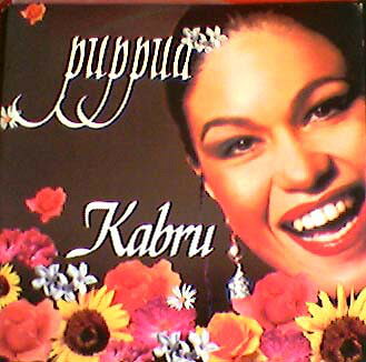 ・アーティスト Kabru ・タイトル Puppua ・レーベル・型番 J & Q Records JQ1097 ・フォーマット 12インチレコード ・コンディション(盤) 良い (VG+) ・コンディション(ジャケット) 良い (VG+) ・コンディション(帯) オビなし ・特記事項 サンプル画像です。実際の商品の画像ではありません 商品写真はバーコード/カタログ番号に対応したサンプル画像ですので、お送りする商品の画像ではありません。帯やライナーなどの付属品は、特記事項に記載されている場合のみ含まれます。プロモやカラーレコードなどの仕様についても、該当する場合のみ特記事項に記載しています。 【ご購入前に必ずご確認ください】 ・本店サイト(www.recordcity.jp)とは価格、送料が違います ・本店サイト、その他支店のオーダーとは同梱発送できません ・注文確定後に別の注文を頂いた場合、注文同士の同梱は致しかねます。 ・別倉庫から発送しているため、店頭受け渡しは対応しておりません ・一部商品は他の通販サイトでも販売しているため、ご注文のタイミングによっては商品のご用意ができない場合がございます。 ・土日祝日はお休みです 金曜・祝前日9時以降のご連絡またはご入金は、返答または発送が週明け・祝日明けに順次対応となります。 ・ご購入後のキャンセル不可 ご購入後のキャンセルはいかなる理由においてもお受けできません。ご了承の上、ご購入くださいませ。 ・日本郵便(ゆうパック/ゆうメール)によるお届けになります。 ・中古品であることをご理解ください 当ストアでは中古商品を主に販売しております。中古品であることをご理解の上ご購入ください。また、一部商品はRecordCityオンラインストアで試聴可能です。 ・返品について お客様のご都合による返品は一切承っておりません。 表記の内容と実際の商品に相違がある場合、また針飛び等で返品・返金をご希望される場合は、商品の到着後1週間以内にご連絡ください。商品の返送をこちらで確認後、キャンセル・返金を行います。 コンディションVG以下の商品は返品できません。プレイに影響のない表面のこすれ傷、プレス起因のノイズ盤は返品の対象外です。 【コンディション表記】 ・ほぼ新品(M-)(Like New) 完全な新品。未使用。当店ではほぼ使用しません ・非常に良い(EX)(Excellent) 中古盤として美品な状態。わずかな経年を感じるものの傷みを感じさせない、当店基準で最高の状態 ・良い(VG+)(Very Good Plus) 丁寧に扱われた中古品で、軽い使用感がみられる。 ・可(VG)(Acceptable) 使い込まれた中古品で、「良い」よりもさらに使用感がみられる。 ・悪い(VG-)(Bad) 状態が悪いアイテム。使用の保障はなく、再生不可、針飛び、目立つノイズがあるかもしれない。状態によるクレーム不可。返品不可。 ・非常に悪い(G)(Very Bad) 「悪い」よりさらに状態が悪いアイテム。使用の保障はなく、再生不可、針飛び、目立つノイズがあるかもしれない。状態によるクレーム不可。返品不可。 ・ジャンク(Fair)(Junk/Fair) 割れている、反っている、水ダメージがある、カビ、ジャケットが分離している、ひどい書き込み、ひどい擦れなど最低の状態。使用の保障はなく、再生不可、針飛び、目立つノイズがあるかもしれない。状態によるクレーム不可。返品不可。 ・ジャンク(Poor)(Junk/Poor) 割れている、反っている、水ダメージがある、カビ、ジャケットが分離している、ひどい書き込み、ひどい擦れなど最低の状態。使用の保障はなく、再生不可、針飛び、目立つノイズがあるかもしれない。状態によるクレーム不可。返品不可。
