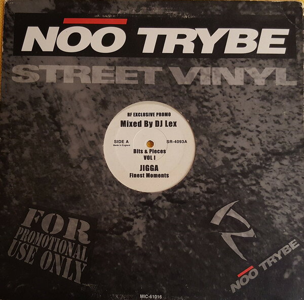 ・アーティスト Jigga ・タイトル Bits & Pieces Vol 1 ・レーベル・型番 Strictly Breaks Records SR4093A ・フォーマット 12インチレコード ・コンディション(盤) 可 (VG) ・コンディション(ジャケット) ・コンディション(帯) オビなし ・特記事項 サンプル画像です。実際の商品の画像ではありません 商品写真はバーコード/カタログ番号に対応したサンプル画像ですので、お送りする商品の画像ではありません。帯やライナーなどの付属品は、特記事項に記載されている場合のみ含まれます。プロモやカラーレコードなどの仕様についても、該当する場合のみ特記事項に記載しています。 【ご購入前に必ずご確認ください】 ・本店サイト(www.recordcity.jp)とは価格、送料が違います ・本店サイト、その他支店のオーダーとは同梱発送できません ・注文確定後に別の注文を頂いた場合、注文同士の同梱は致しかねます。 ・別倉庫から発送しているため、店頭受け渡しは対応しておりません ・一部商品は他の通販サイトでも販売しているため、ご注文のタイミングによっては商品のご用意ができない場合がございます。 ・土日祝日はお休みです 金曜・祝前日9時以降のご連絡またはご入金は、返答または発送が週明け・祝日明けに順次対応となります。 ・ご購入後のキャンセル不可 ご購入後のキャンセルはいかなる理由においてもお受けできません。ご了承の上、ご購入くださいませ。 ・日本郵便(ゆうパック/ゆうメール)によるお届けになります。 ・中古品であることをご理解ください 当ストアでは中古商品を主に販売しております。中古品であることをご理解の上ご購入ください。また、一部商品はRecordCityオンラインストアで試聴可能です。 ・返品について お客様のご都合による返品は一切承っておりません。 表記の内容と実際の商品に相違がある場合、また針飛び等で返品・返金をご希望される場合は、商品の到着後1週間以内にご連絡ください。商品の返送をこちらで確認後、キャンセル・返金を行います。 コンディションVG以下の商品は返品できません。プレイに影響のない表面のこすれ傷、プレス起因のノイズ盤は返品の対象外です。 【コンディション表記】 ・ほぼ新品(M-)(Like New) 完全な新品。未使用。当店ではほぼ使用しません ・非常に良い(EX)(Excellent) 中古盤として美品な状態。わずかな経年を感じるものの傷みを感じさせない、当店基準で最高の状態 ・良い(VG+)(Very Good Plus) 丁寧に扱われた中古品で、軽い使用感がみられる。 ・可(VG)(Acceptable) 使い込まれた中古品で、「良い」よりもさらに使用感がみられる。 ・悪い(VG-)(Bad) 状態が悪いアイテム。使用の保障はなく、再生不可、針飛び、目立つノイズがあるかもしれない。状態によるクレーム不可。返品不可。 ・非常に悪い(G)(Very Bad) 「悪い」よりさらに状態が悪いアイテム。使用の保障はなく、再生不可、針飛び、目立つノイズがあるかもしれない。状態によるクレーム不可。返品不可。 ・ジャンク(Fair)(Junk/Fair) 割れている、反っている、水ダメージがある、カビ、ジャケットが分離している、ひどい書き込み、ひどい擦れなど最低の状態。使用の保障はなく、再生不可、針飛び、目立つノイズがあるかもしれない。状態によるクレーム不可。返品不可。 ・ジャンク(Poor)(Junk/Poor) 割れている、反っている、水ダメージがある、カビ、ジャケットが分離している、ひどい書き込み、ひどい擦れなど最低の状態。使用の保障はなく、再生不可、針飛び、目立つノイズがあるかもしれない。状態によるクレーム不可。返品不可。