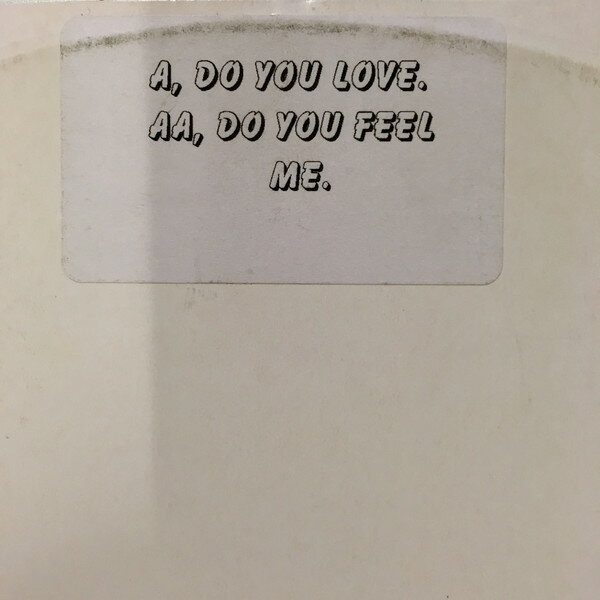 ・アーティスト Unknown Artist ・タイトル Do You Love / Do You Feel Me ・レーベル・型番 Not On Label DYFM1 ・フォーマット 12インチレコード ・コンディション(盤) 良い (VG+) ・コンディション(ジャケット) プレインカバー（元ジャケット／カバー無し） ・コンディション(帯) オビなし ・特記事項 サンプル画像です。実際の商品の画像ではありません 商品写真はバーコード/カタログ番号に対応したサンプル画像ですので、お送りする商品の画像ではありません。帯やライナーなどの付属品は、特記事項に記載されている場合のみ含まれます。プロモやカラーレコードなどの仕様についても、該当する場合のみ特記事項に記載しています。 【ご購入前に必ずご確認ください】 ・本店サイト(www.recordcity.jp)とは価格、送料が違います ・本店サイト、その他支店のオーダーとは同梱発送できません ・注文確定後に別の注文を頂いた場合、注文同士の同梱は致しかねます。 ・別倉庫から発送しているため、店頭受け渡しは対応しておりません ・一部商品は他の通販サイトでも販売しているため、ご注文のタイミングによっては商品のご用意ができない場合がございます。 ・土日祝日はお休みです 金曜・祝前日9時以降のご連絡またはご入金は、返答または発送が週明け・祝日明けに順次対応となります。 ・ご購入後のキャンセル不可 ご購入後のキャンセルはいかなる理由においてもお受けできません。ご了承の上、ご購入くださいませ。 ・日本郵便(ゆうパック/ゆうメール)によるお届けになります。 ・中古品であることをご理解ください 当ストアでは中古商品を主に販売しております。中古品であることをご理解の上ご購入ください。また、一部商品はRecordCityオンラインストアで試聴可能です。 ・返品について お客様のご都合による返品は一切承っておりません。 表記の内容と実際の商品に相違がある場合、また針飛び等で返品・返金をご希望される場合は、商品の到着後1週間以内にご連絡ください。商品の返送をこちらで確認後、キャンセル・返金を行います。 コンディションVG以下の商品は返品できません。プレイに影響のない表面のこすれ傷、プレス起因のノイズ盤は返品の対象外です。 【コンディション表記】 ・ほぼ新品(M-)(Like New) 完全な新品。未使用。当店ではほぼ使用しません ・非常に良い(EX)(Excellent) 中古盤として美品な状態。わずかな経年を感じるものの傷みを感じさせない、当店基準で最高の状態 ・良い(VG+)(Very Good Plus) 丁寧に扱われた中古品で、軽い使用感がみられる。 ・可(VG)(Acceptable) 使い込まれた中古品で、「良い」よりもさらに使用感がみられる。 ・悪い(VG-)(Bad) 状態が悪いアイテム。使用の保障はなく、再生不可、針飛び、目立つノイズがあるかもしれない。状態によるクレーム不可。返品不可。 ・非常に悪い(G)(Very Bad) 「悪い」よりさらに状態が悪いアイテム。使用の保障はなく、再生不可、針飛び、目立つノイズがあるかもしれない。状態によるクレーム不可。返品不可。 ・ジャンク(Fair)(Junk/Fair) 割れている、反っている、水ダメージがある、カビ、ジャケットが分離している、ひどい書き込み、ひどい擦れなど最低の状態。使用の保障はなく、再生不可、針飛び、目立つノイズがあるかもしれない。状態によるクレーム不可。返品不可。 ・ジャンク(Poor)(Junk/Poor) 割れている、反っている、水ダメージがある、カビ、ジャケットが分離している、ひどい書き込み、ひどい擦れなど最低の状態。使用の保障はなく、再生不可、針飛び、目立つノイズがあるかもしれない。状態によるクレーム不可。返品不可。